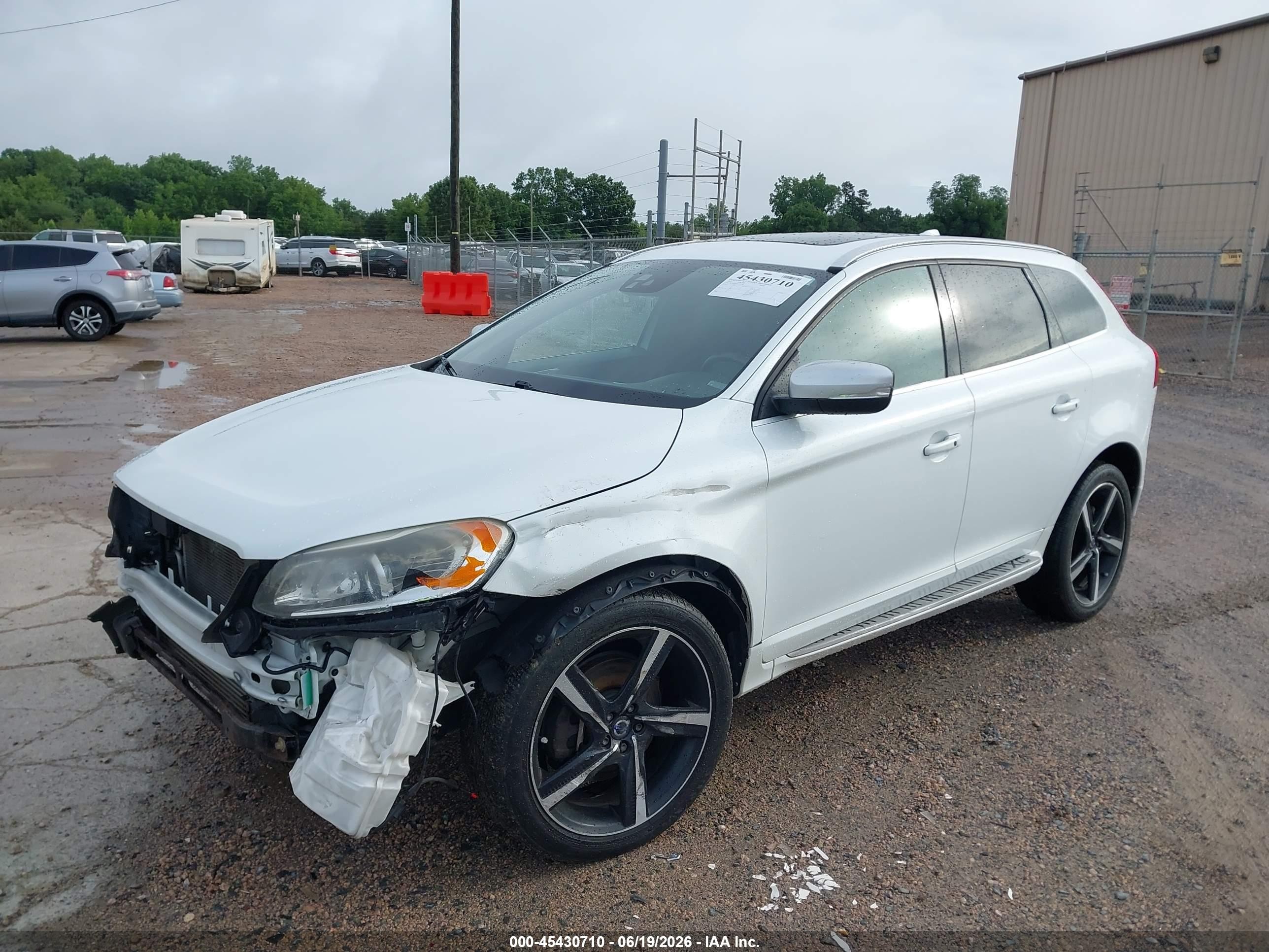 2015 Volvo Xc60 T6 R-design Platinum White vin: YV4902RS9F2726778