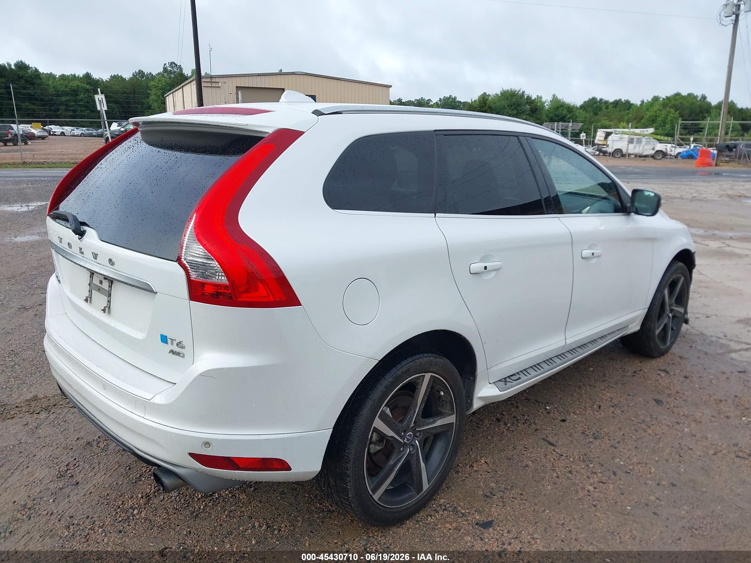 2015 Volvo Xc60 T6 R-design Platinum White vin: YV4902RS9F2726778