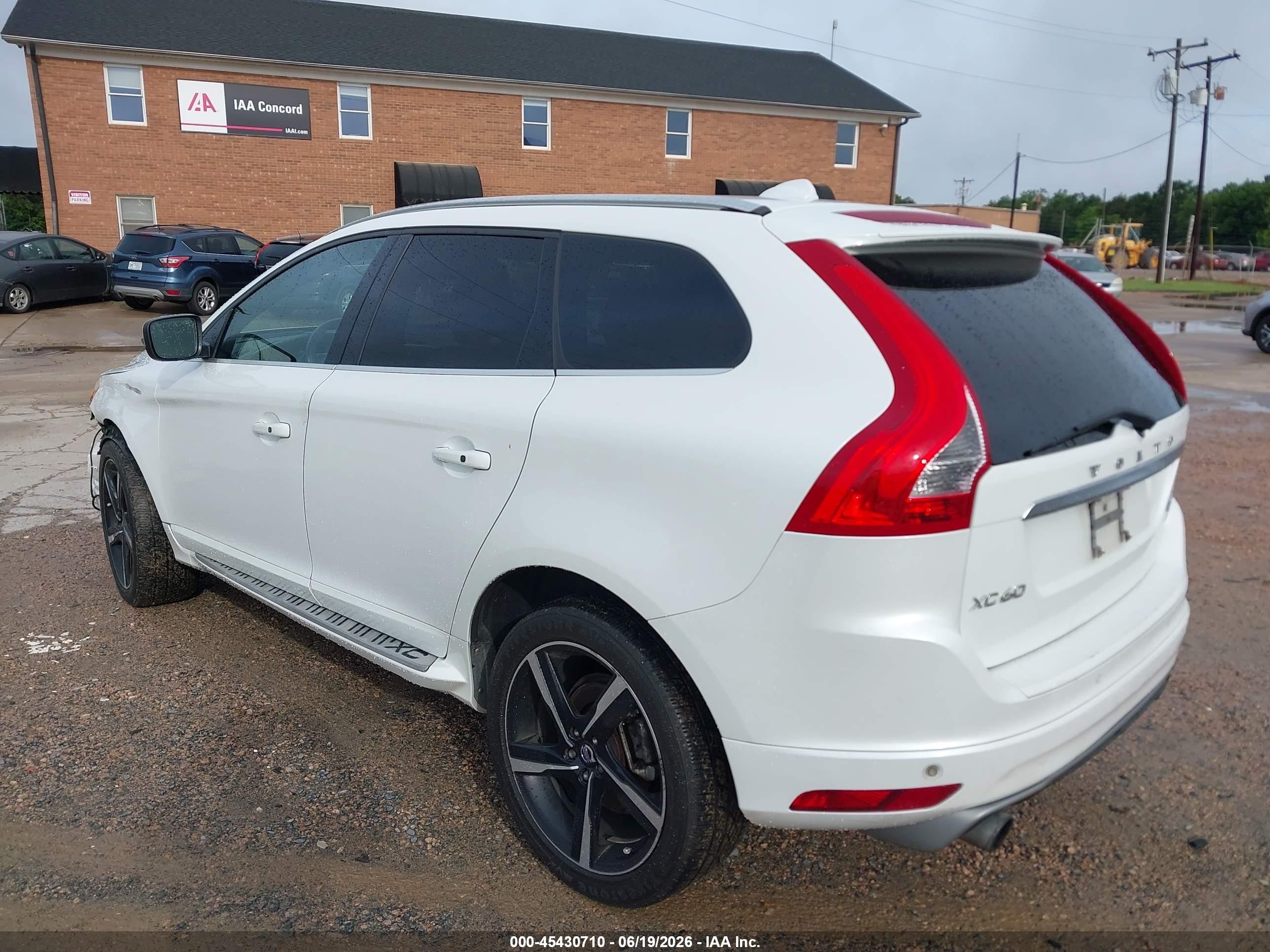 2015 Volvo Xc60 T6 R-design Platinum White vin: YV4902RS9F2726778
