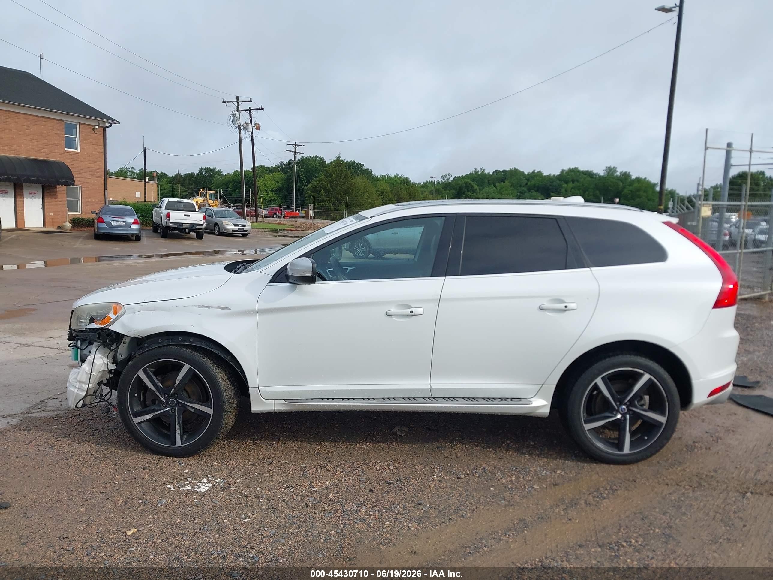 2015 Volvo Xc60 T6 R-design Platinum White vin: YV4902RS9F2726778