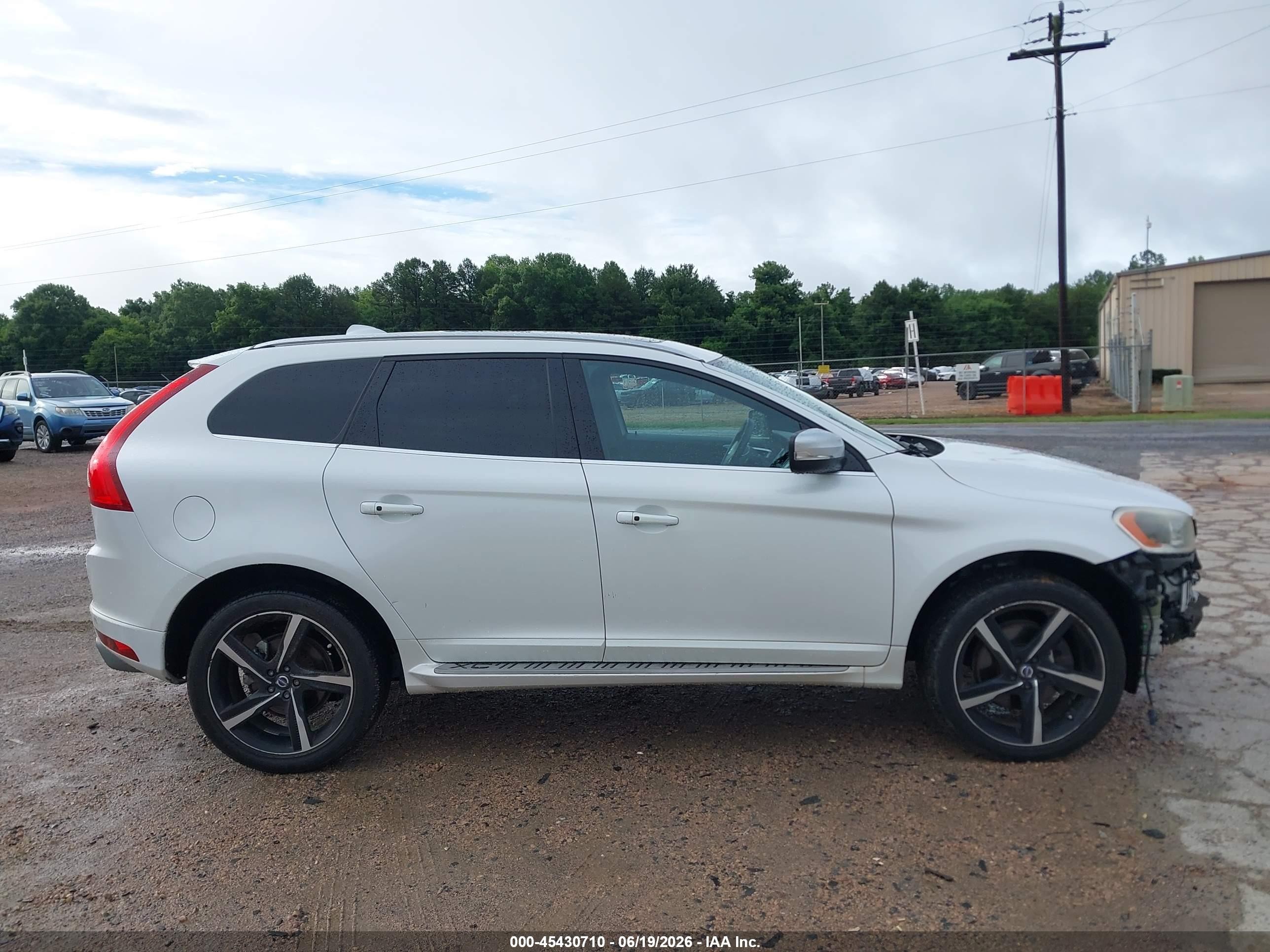 2015 Volvo Xc60 T6 R-design Platinum White vin: YV4902RS9F2726778
