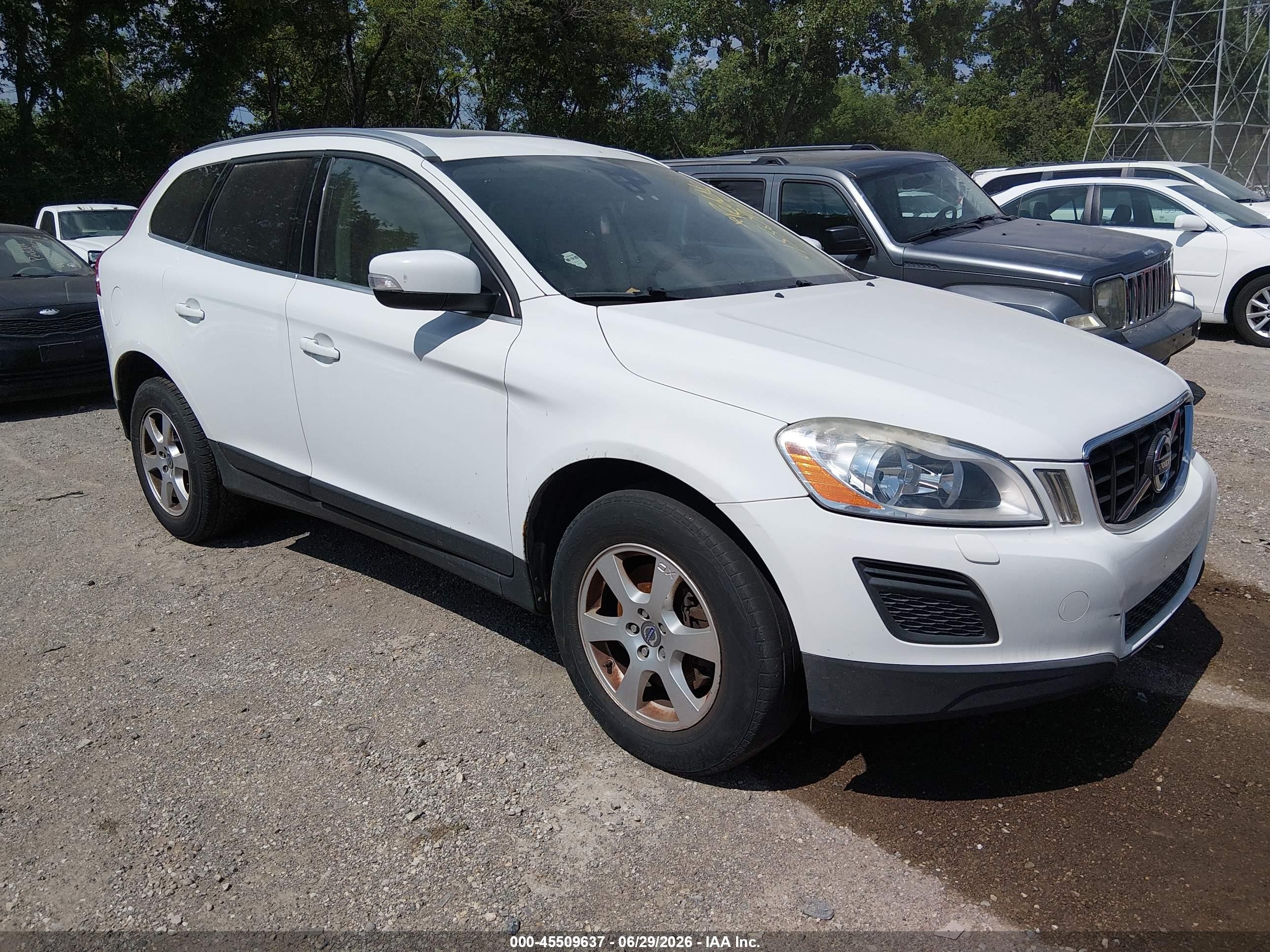 2011 Volvo Xc60 3.2/3.2 R-design White vin: YV4940DZ3B2151522