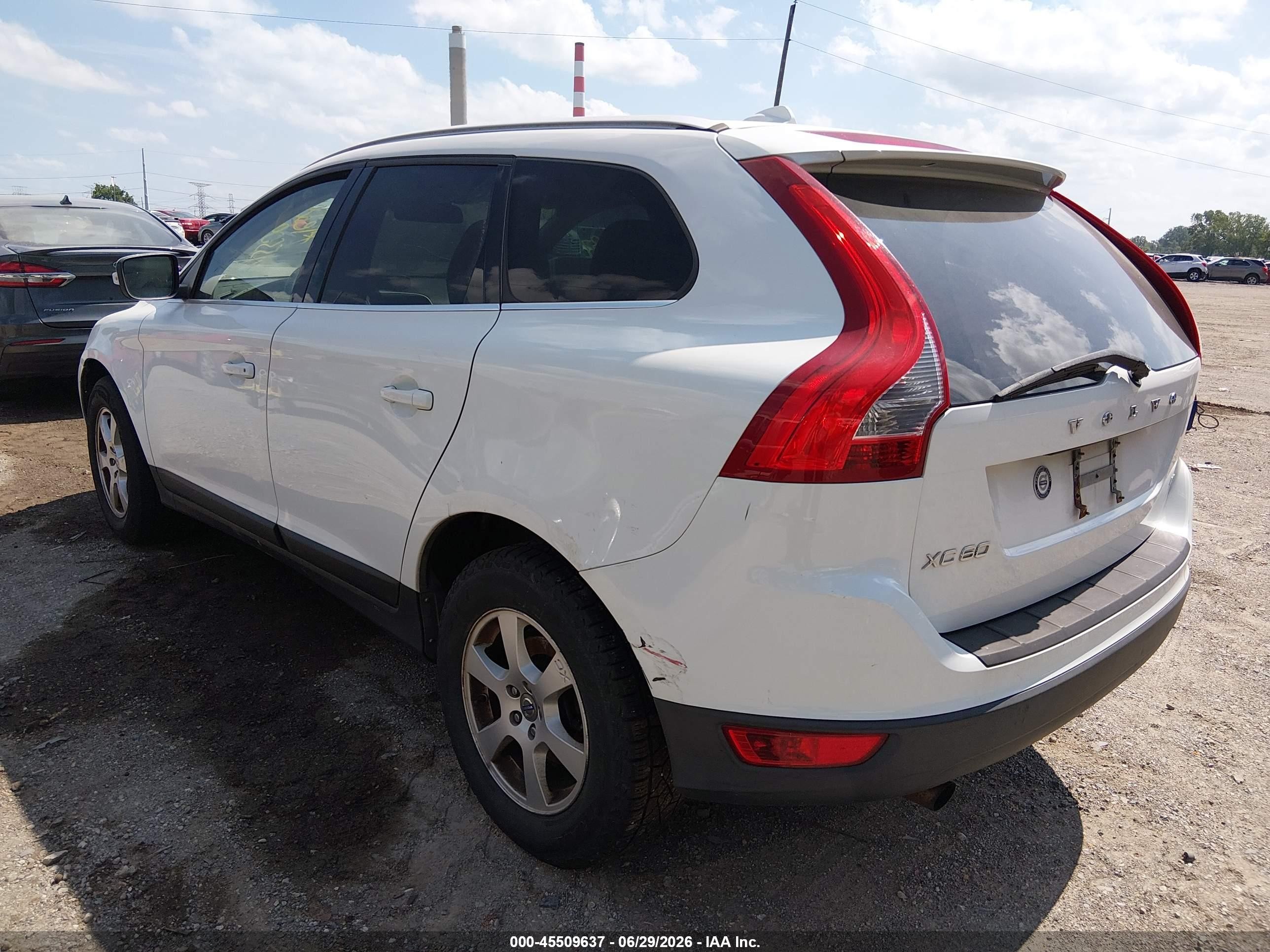 2011 Volvo Xc60 3.2/3.2 R-design White vin: YV4940DZ3B2151522
