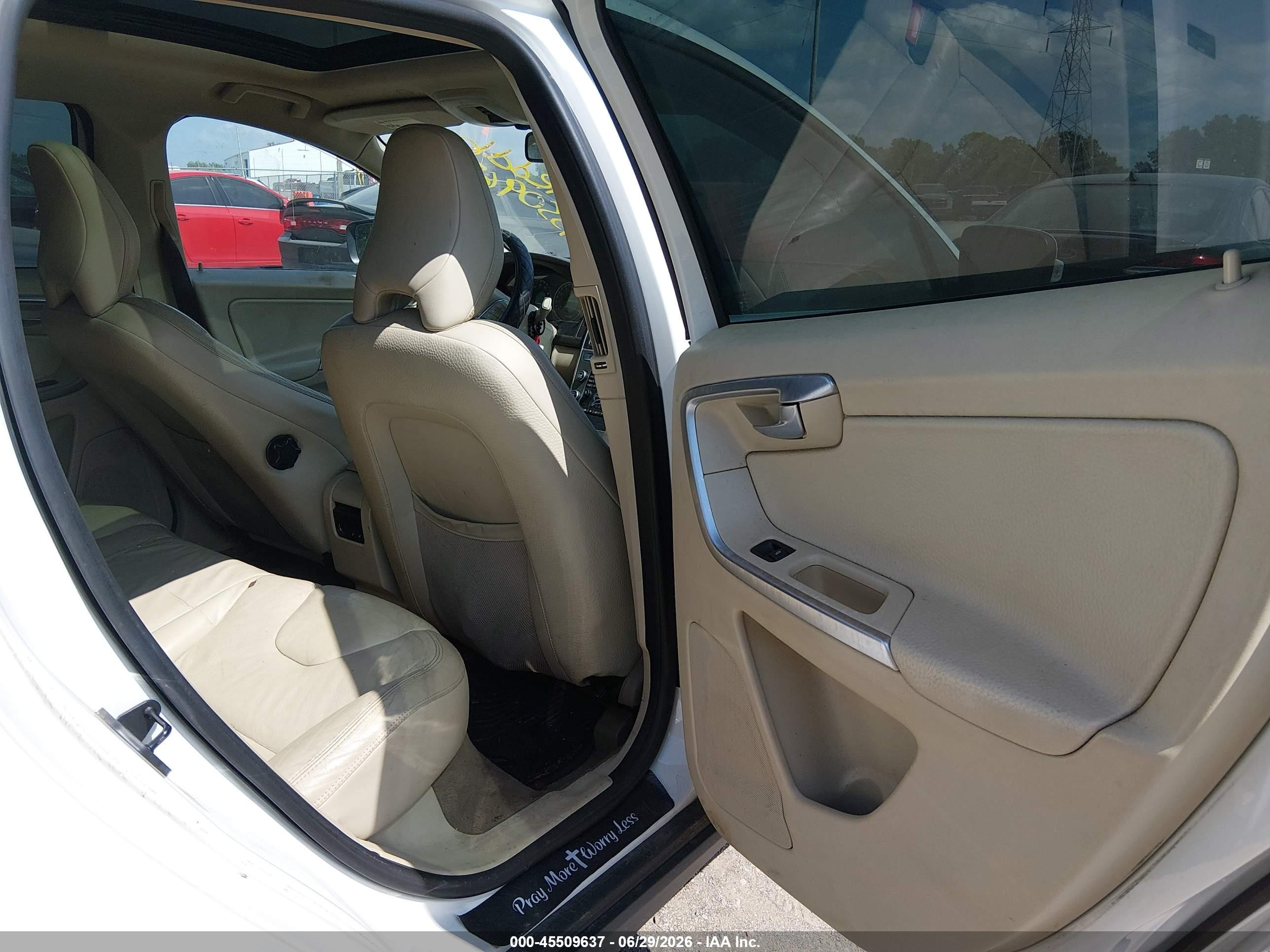 2011 Volvo Xc60 3.2/3.2 R-design White vin: YV4940DZ3B2151522