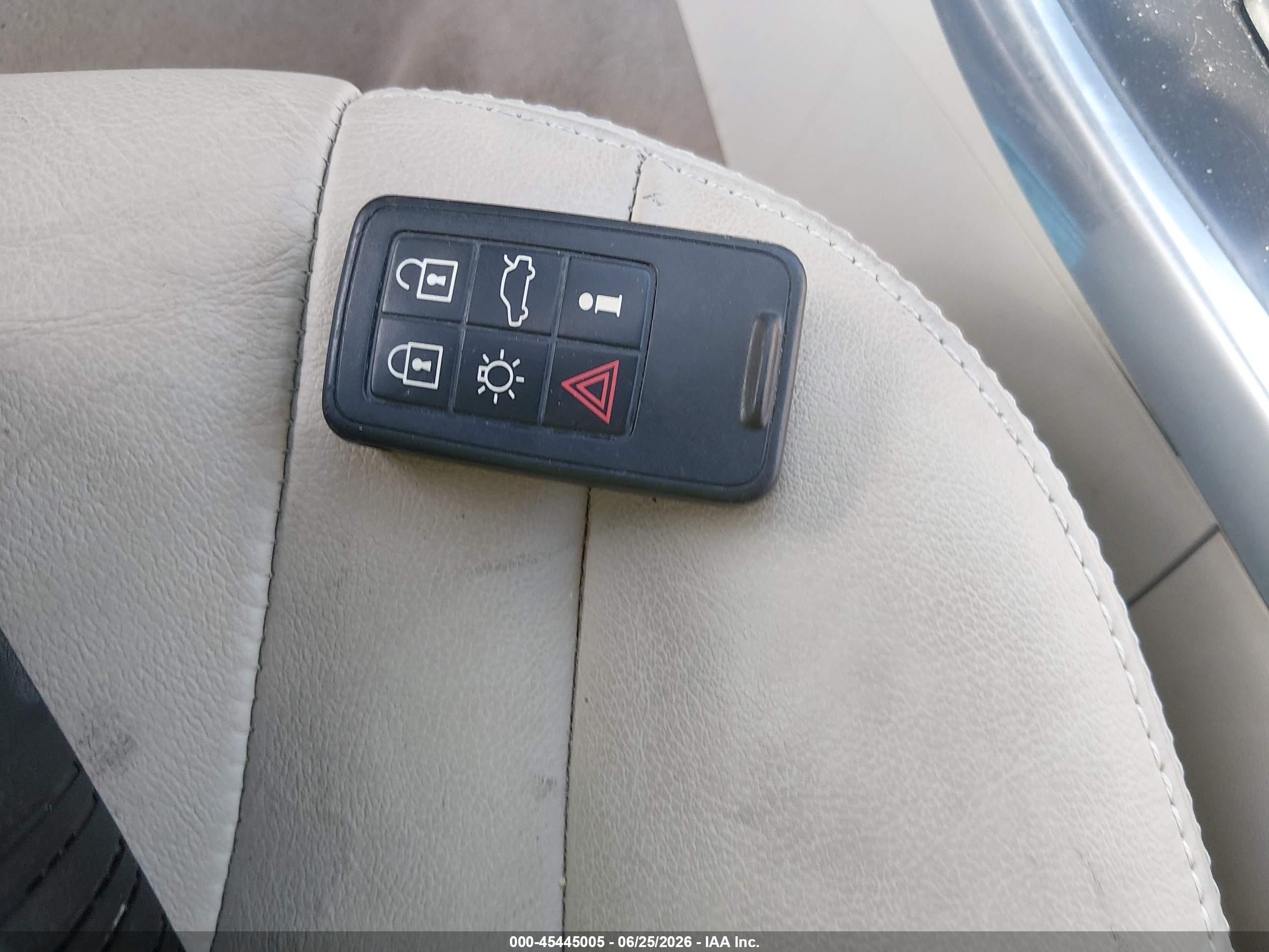 2015 Volvo Xc60 3.2 Premier Plus Серый vin: YV4940RC3F2583876