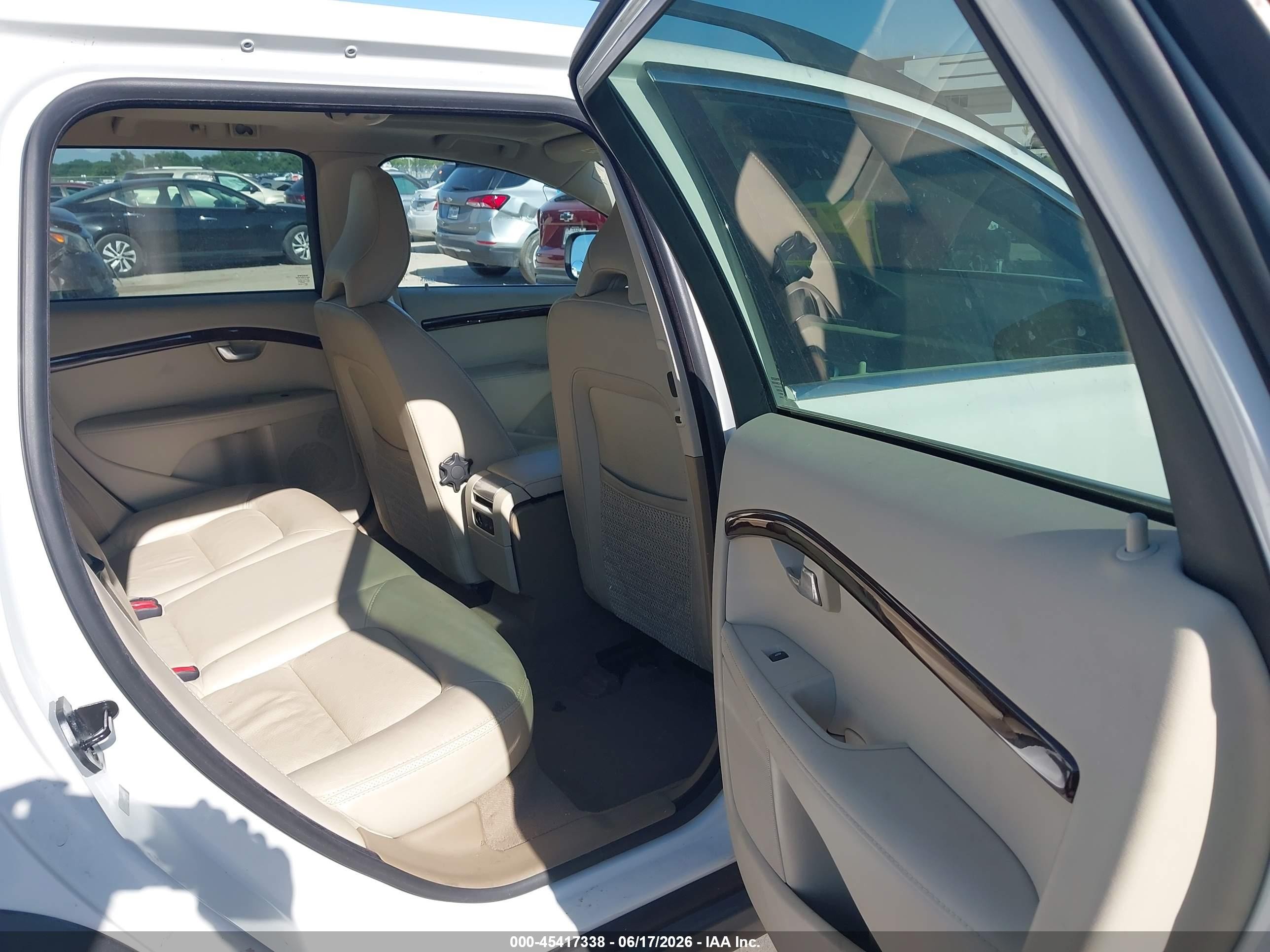 2013 Volvo Xc70 3.2 Platinum/3.2 Premier/3.2l/3.2l Premier Plus White vin: YV4952BL6D1154351