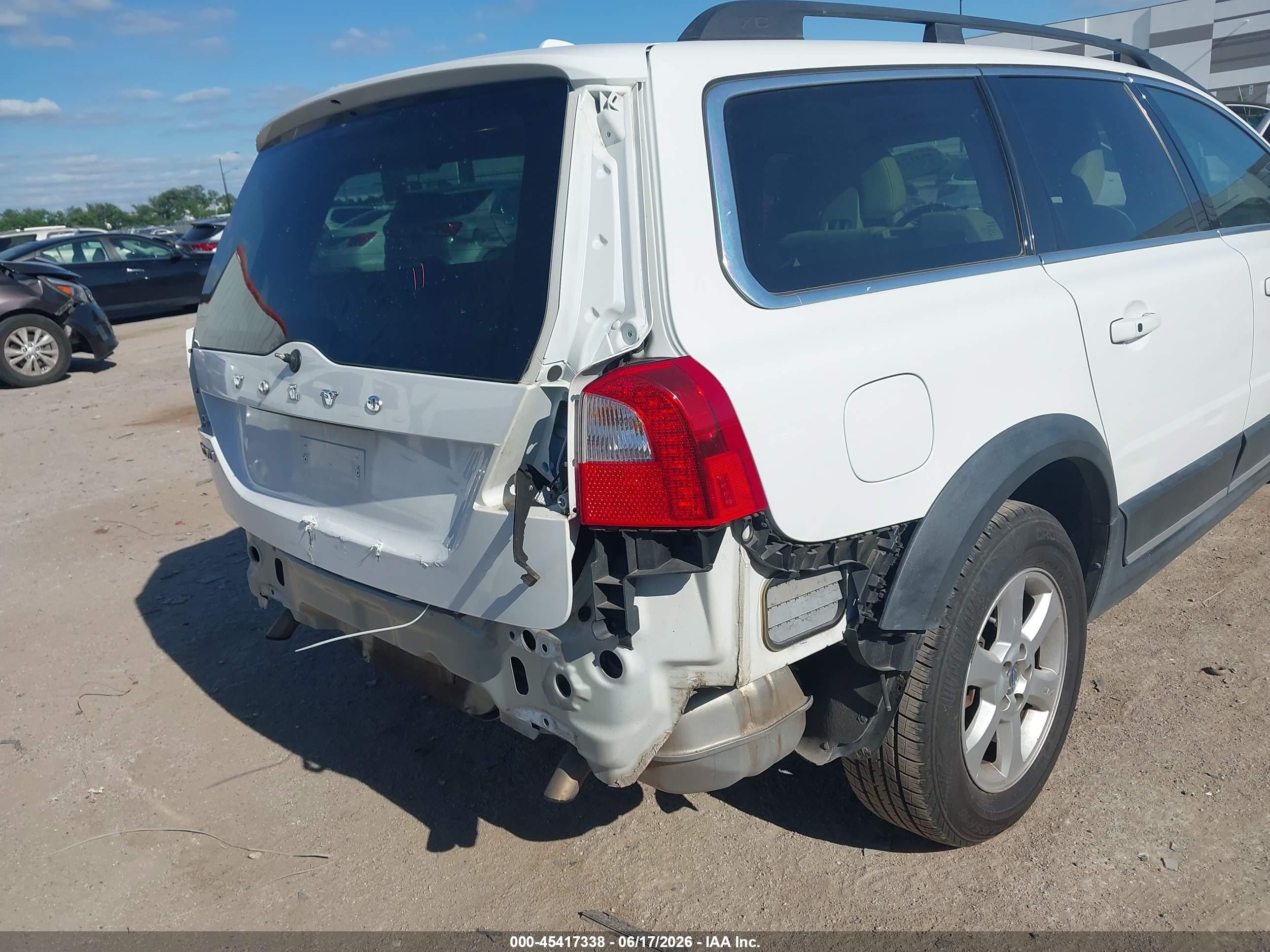 2013 Volvo Xc70 3.2 Platinum/3.2 Premier/3.2l/3.2l Premier Plus White vin: YV4952BL6D1154351