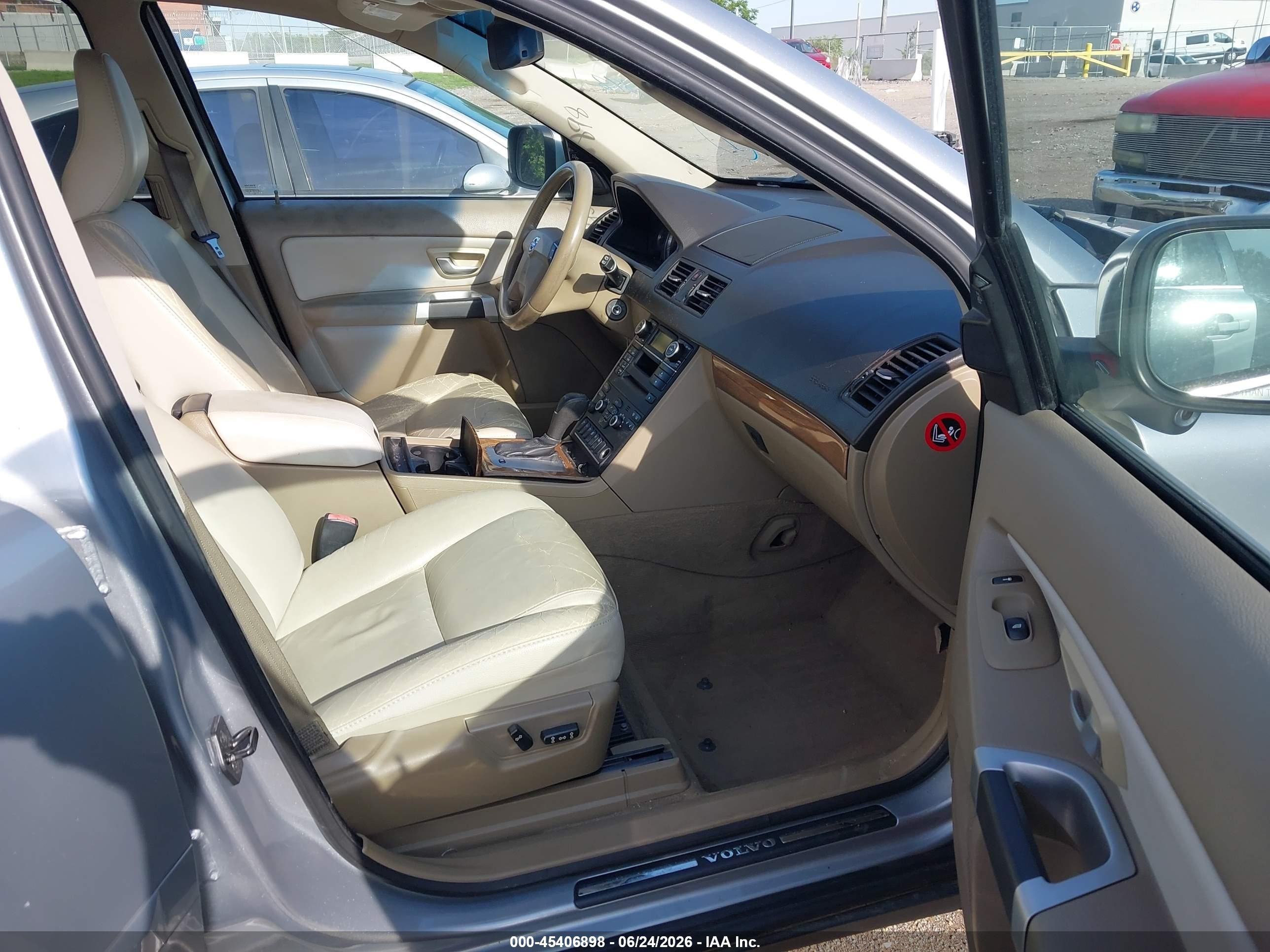 2012 Volvo Xc90   Silver vin: YV4952CZ8C1610920