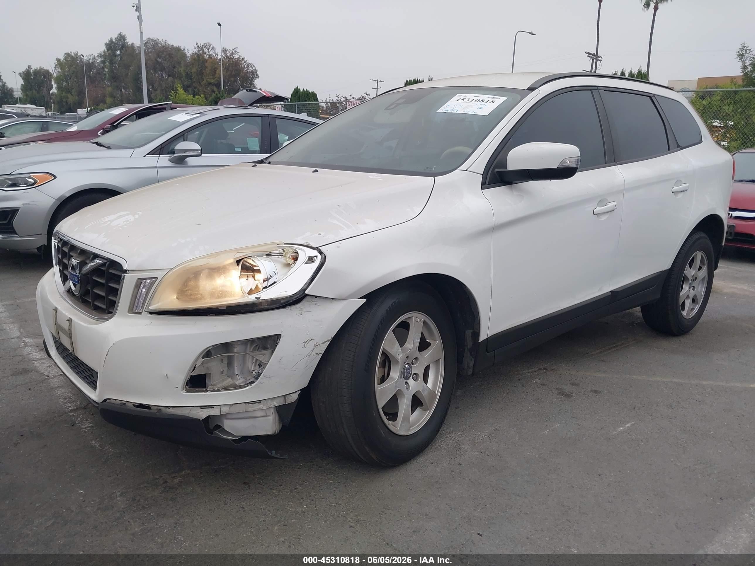 2011 Volvo Xc60 3.2/3.2 R-design Белый vin: YV4952DL0B2142345