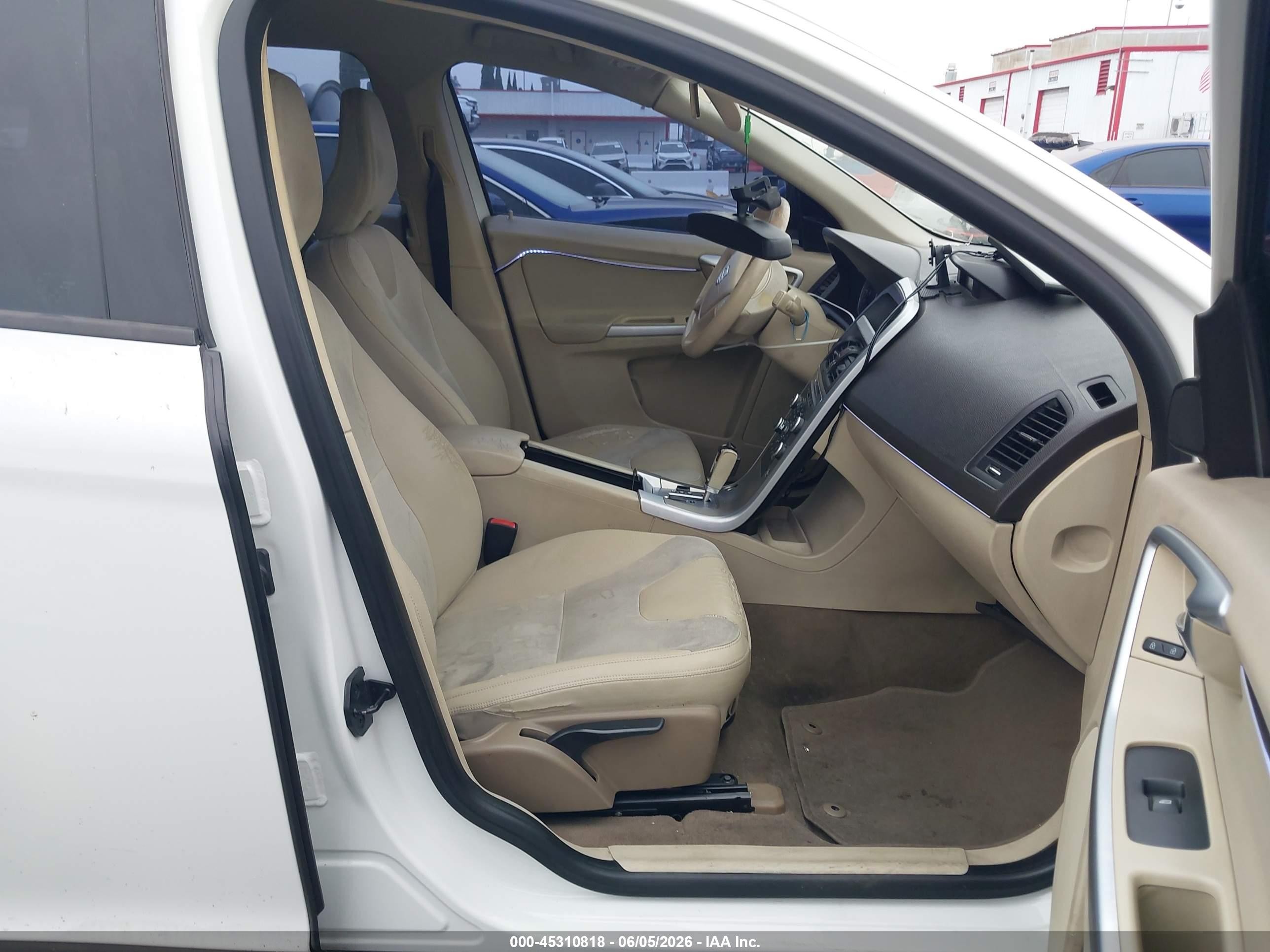 2011 Volvo Xc60 3.2/3.2 R-design Белый vin: YV4952DL0B2142345