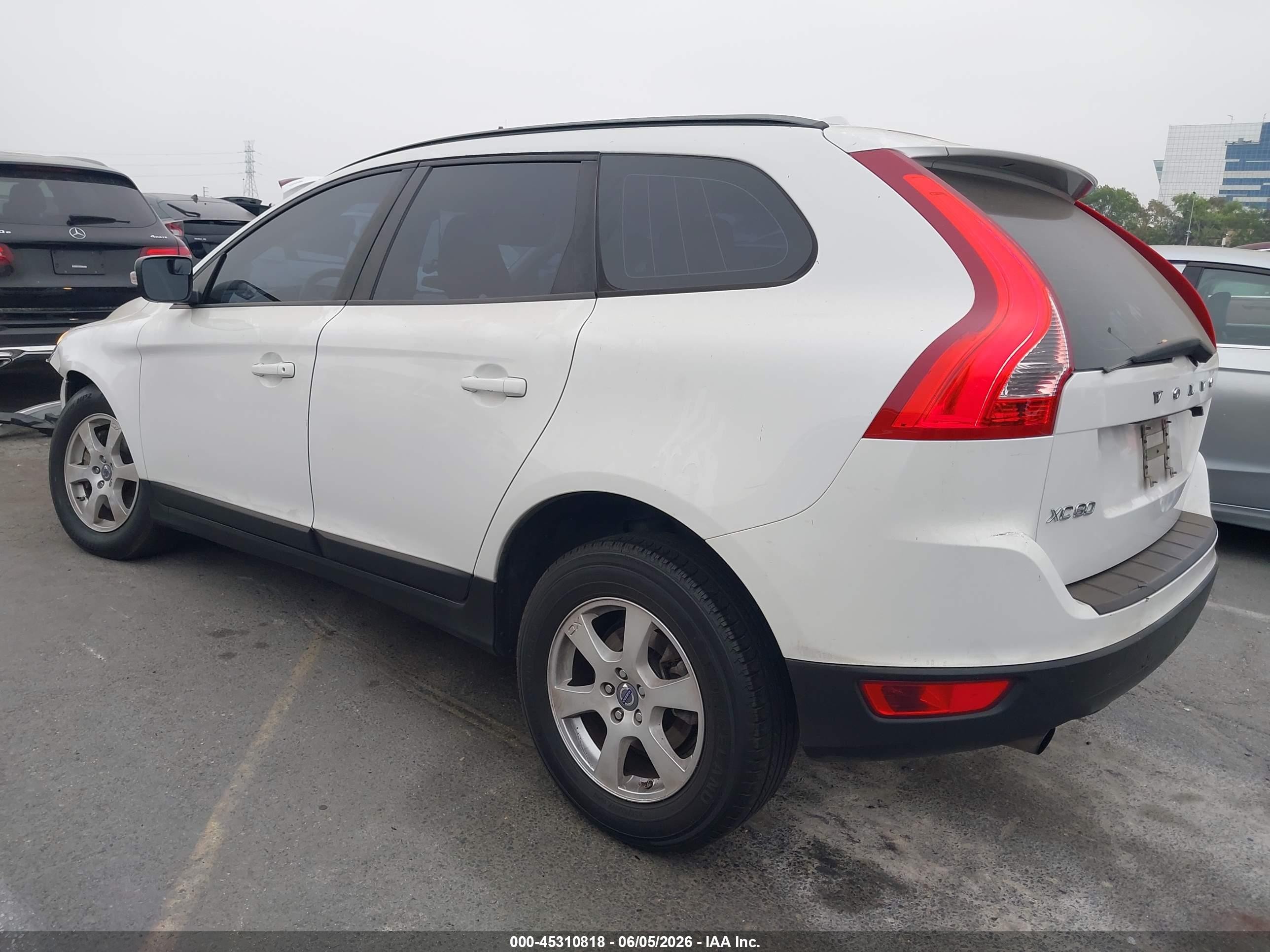 2011 Volvo Xc60 3.2/3.2 R-design Белый vin: YV4952DL0B2142345