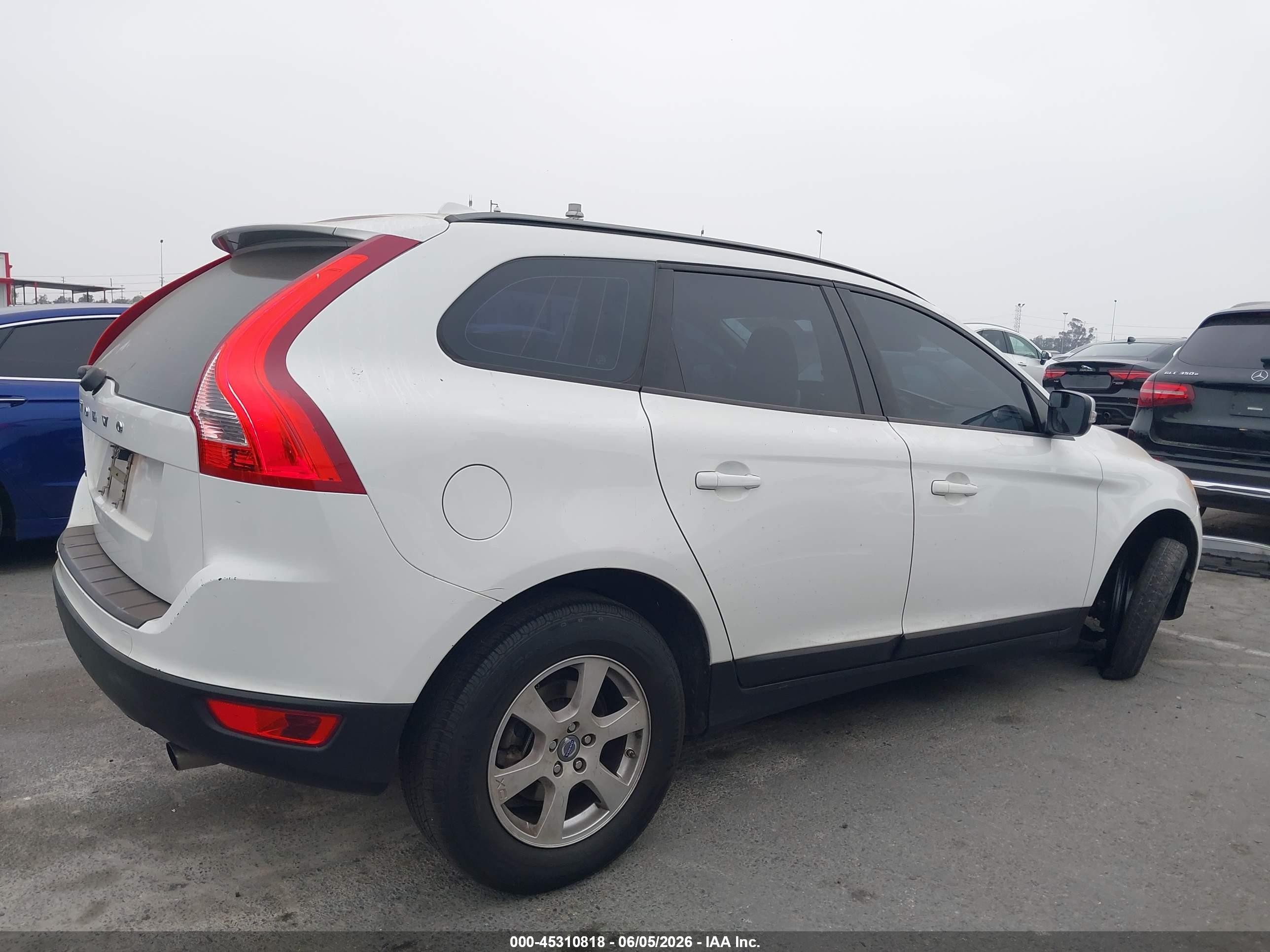 2011 Volvo Xc60 3.2/3.2 R-design Белый vin: YV4952DL0B2142345