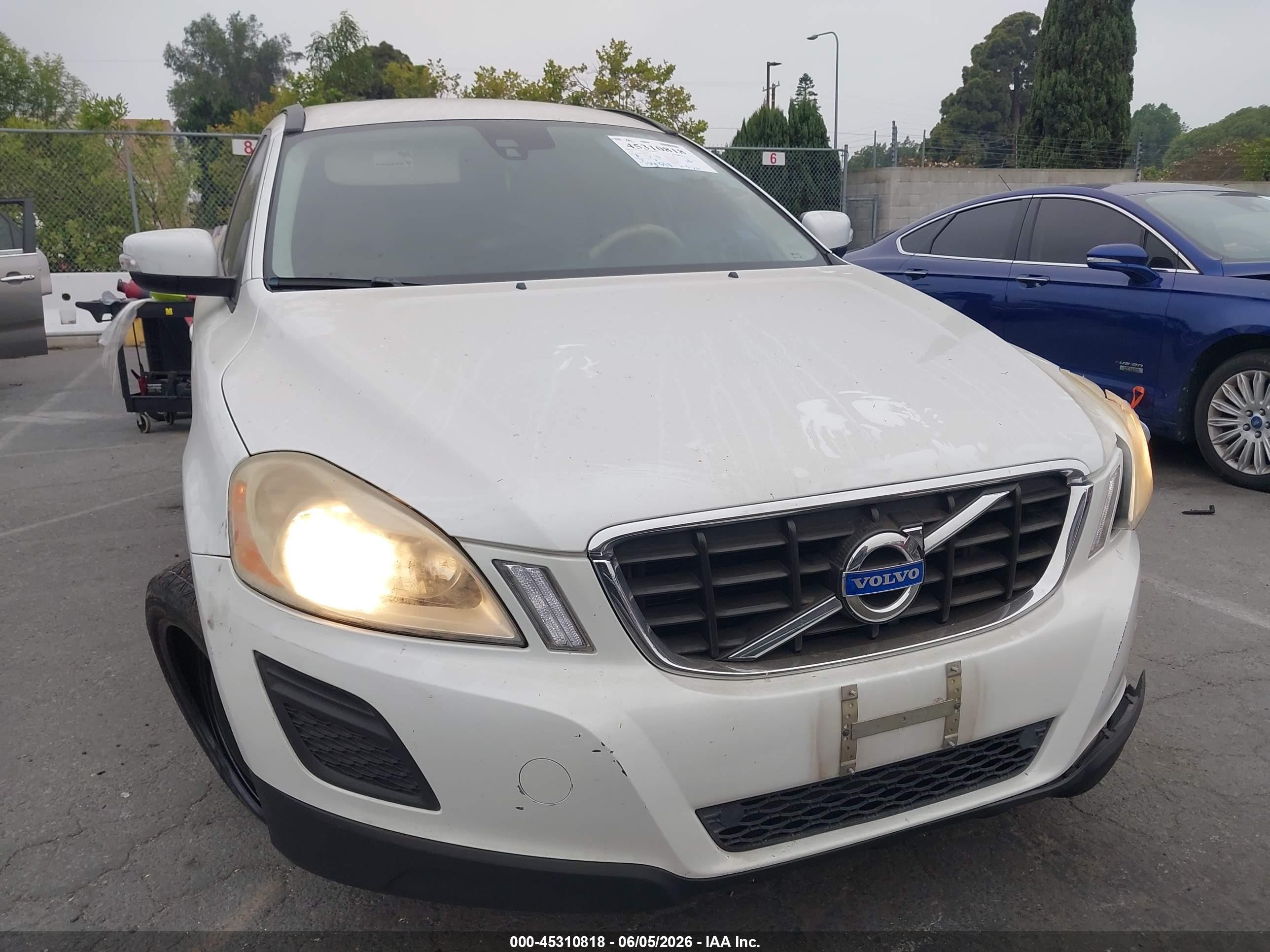 2011 Volvo Xc60 3.2/3.2 R-design Белый vin: YV4952DL0B2142345