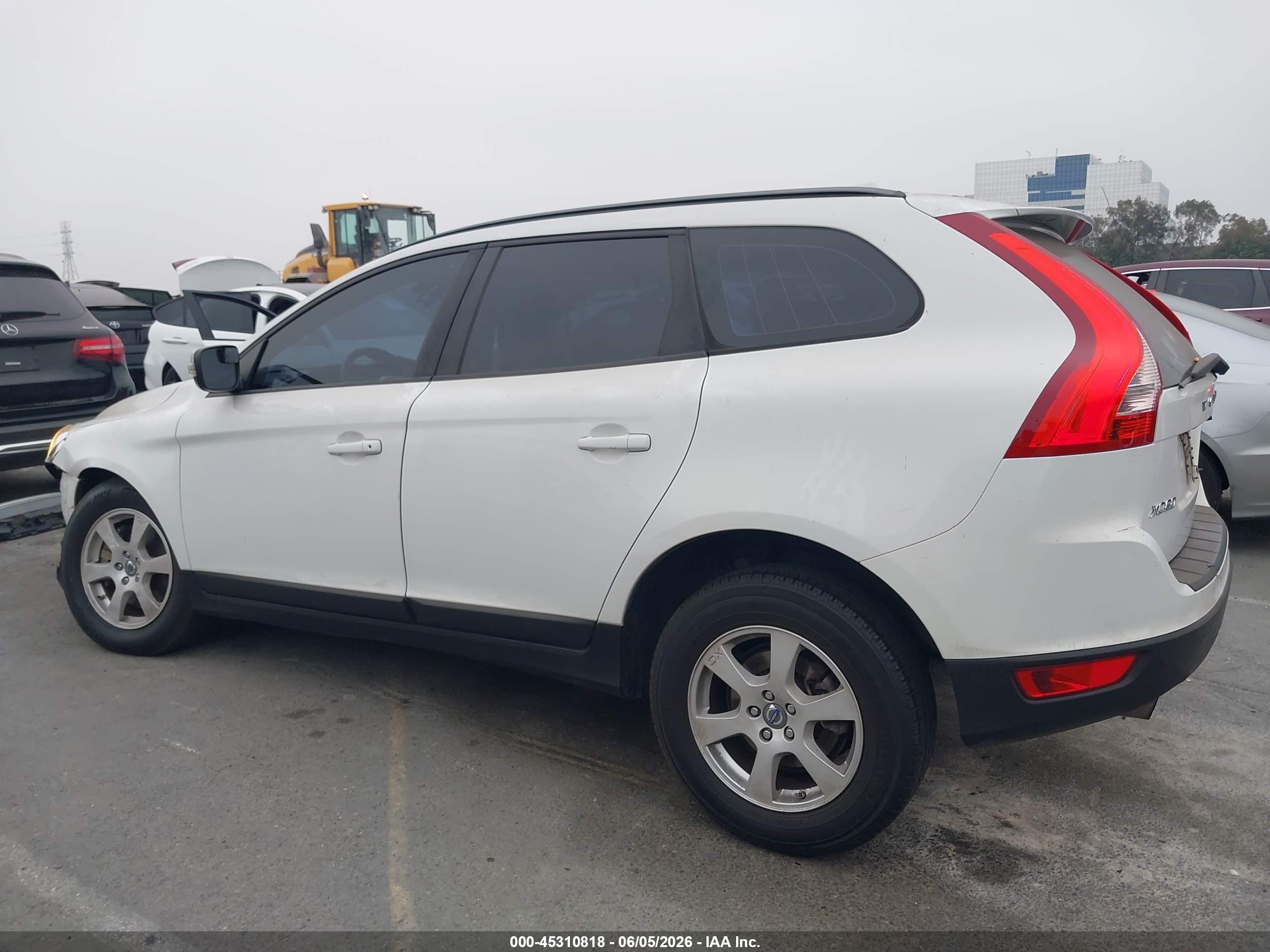 2011 Volvo Xc60 3.2/3.2 R-design Белый vin: YV4952DL0B2142345