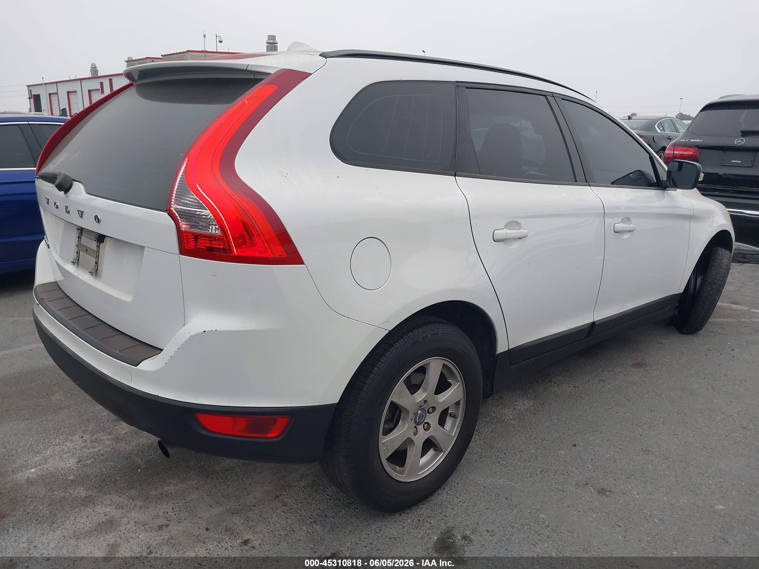 2011 Volvo Xc60 3.2/3.2 R-design Белый vin: YV4952DL0B2142345