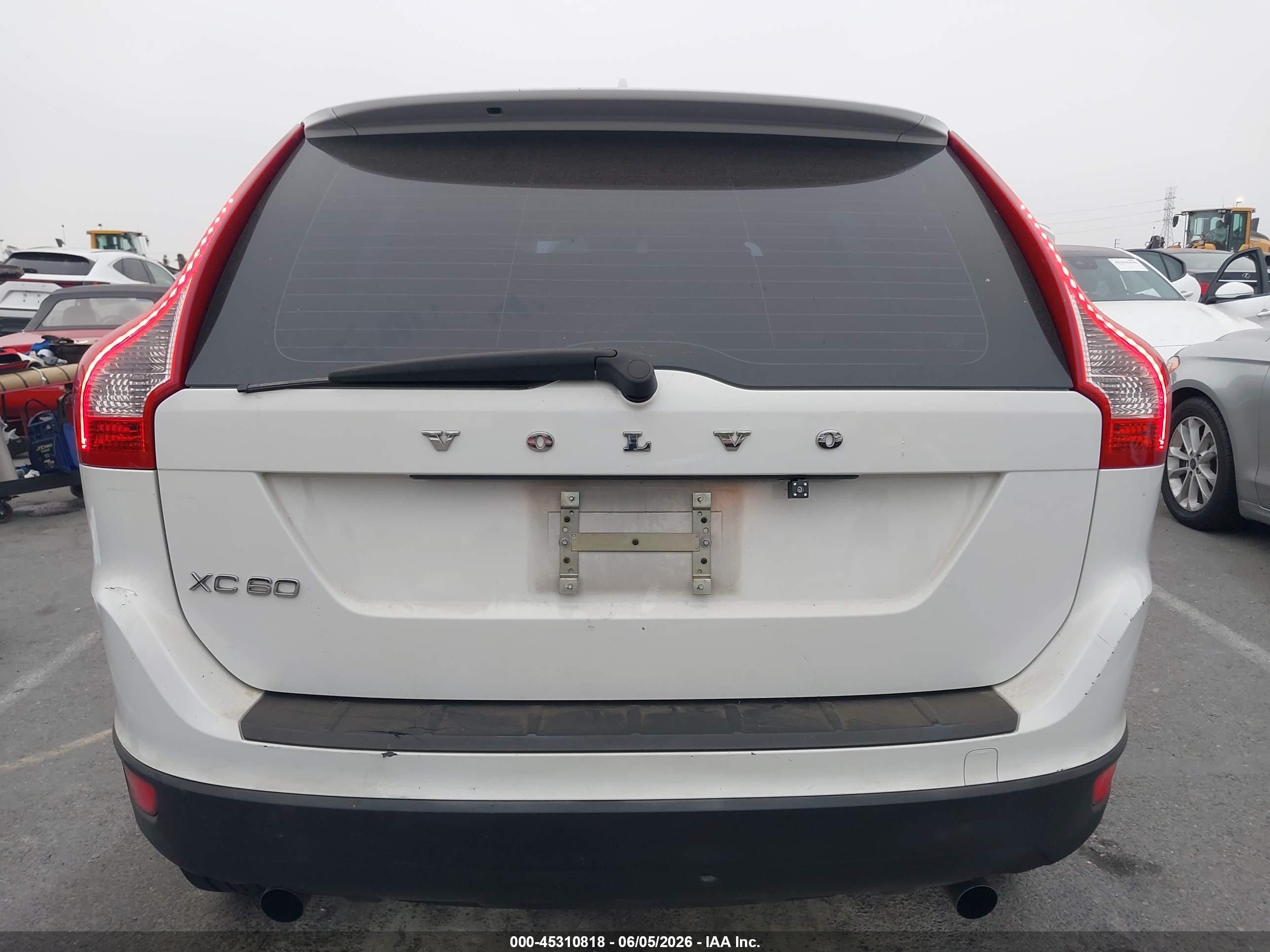 2011 Volvo Xc60 3.2/3.2 R-design Белый vin: YV4952DL0B2142345