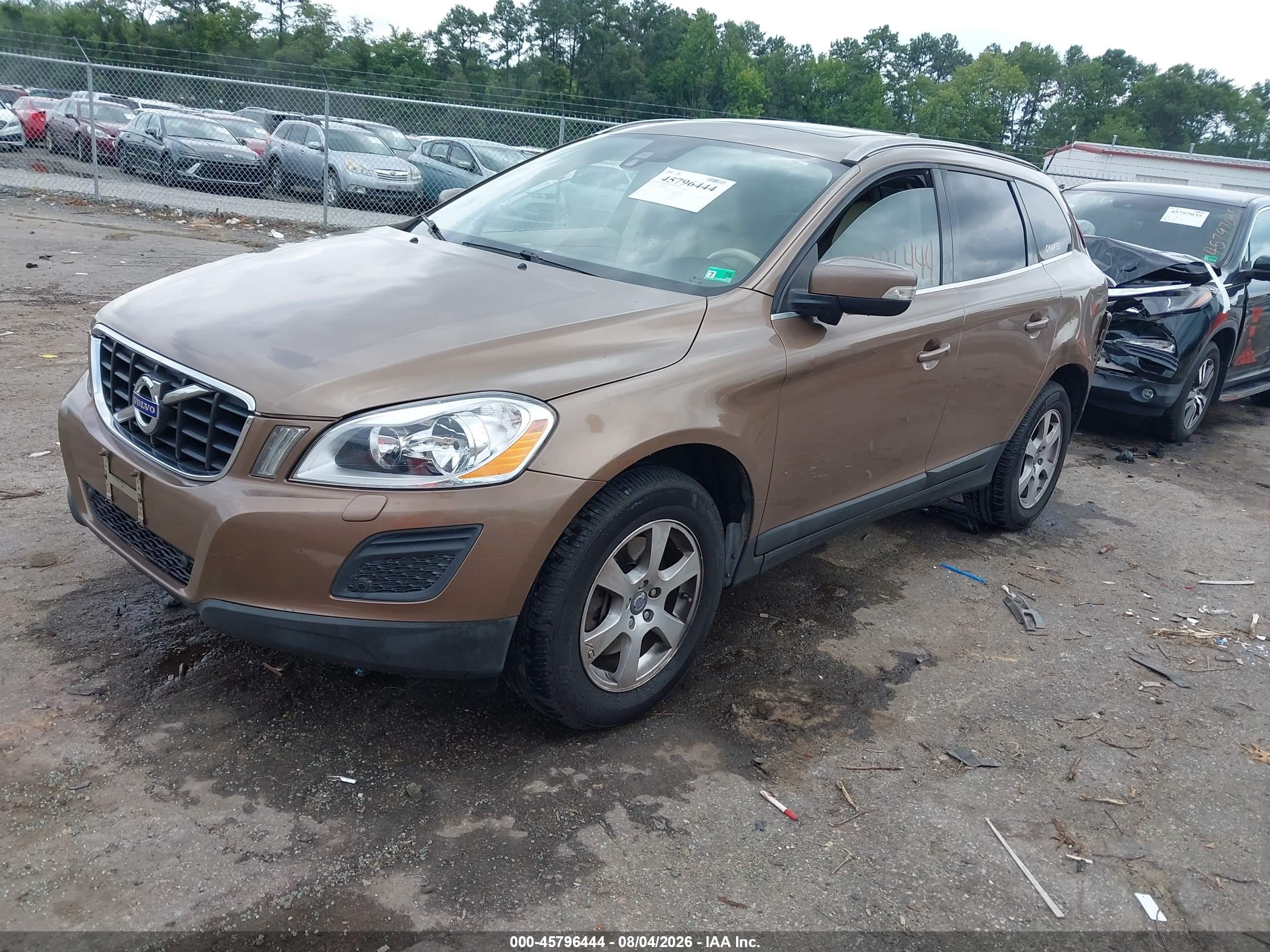 2011 Volvo Xc60 3.2/3.2 R-design Brown vin: YV4952DL7B2176010