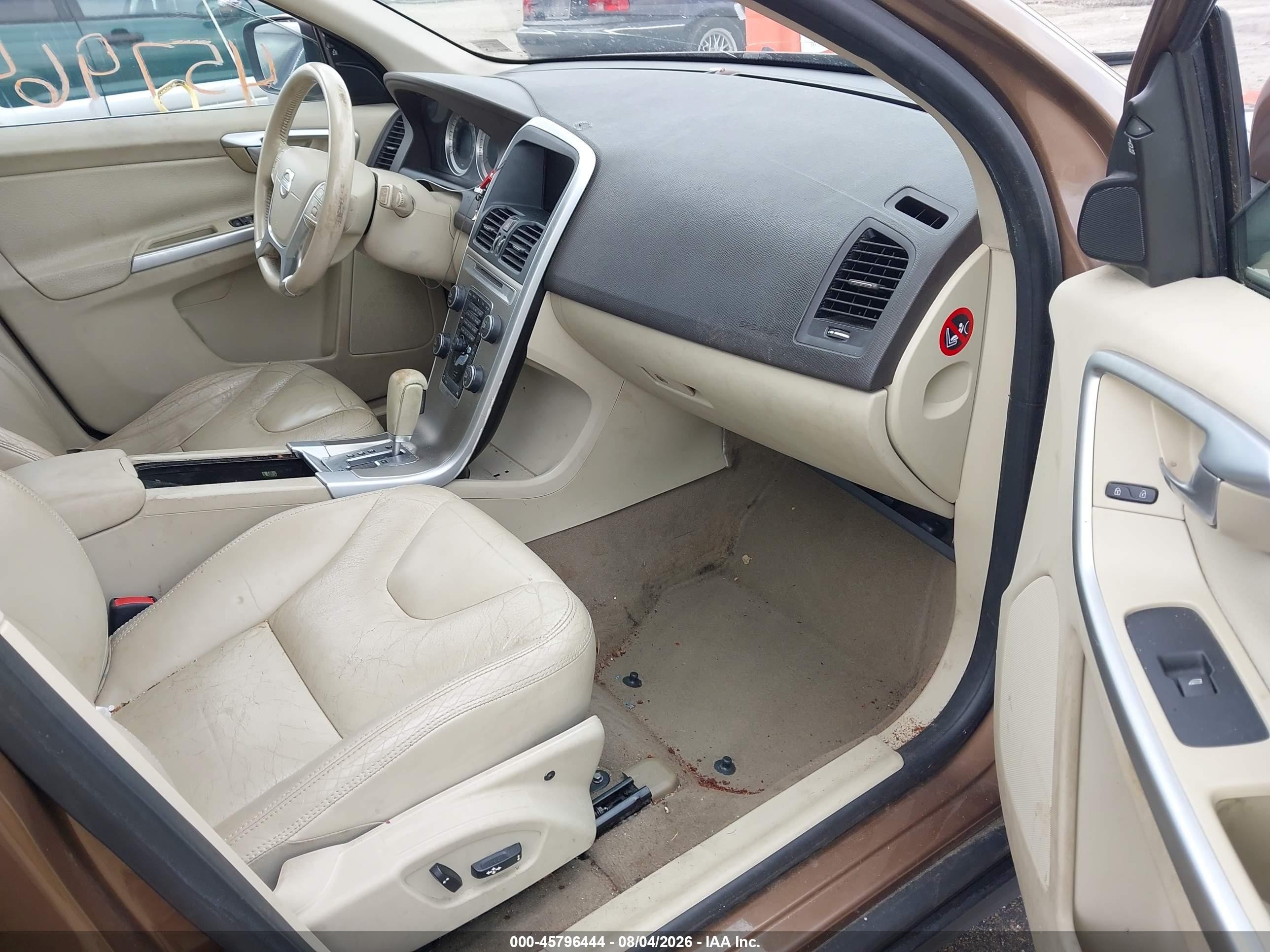 2011 Volvo Xc60 3.2/3.2 R-design Brown vin: YV4952DL7B2176010