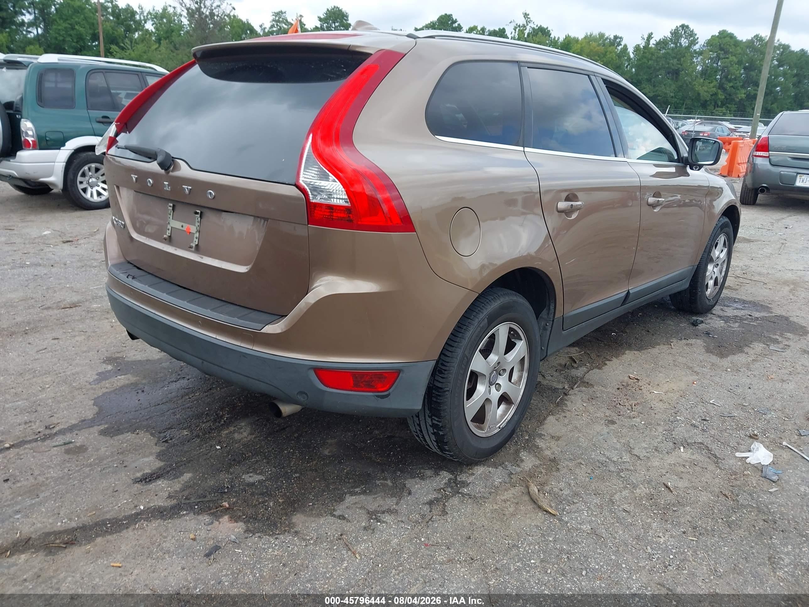 2011 Volvo Xc60 3.2/3.2 R-design Brown vin: YV4952DL7B2176010