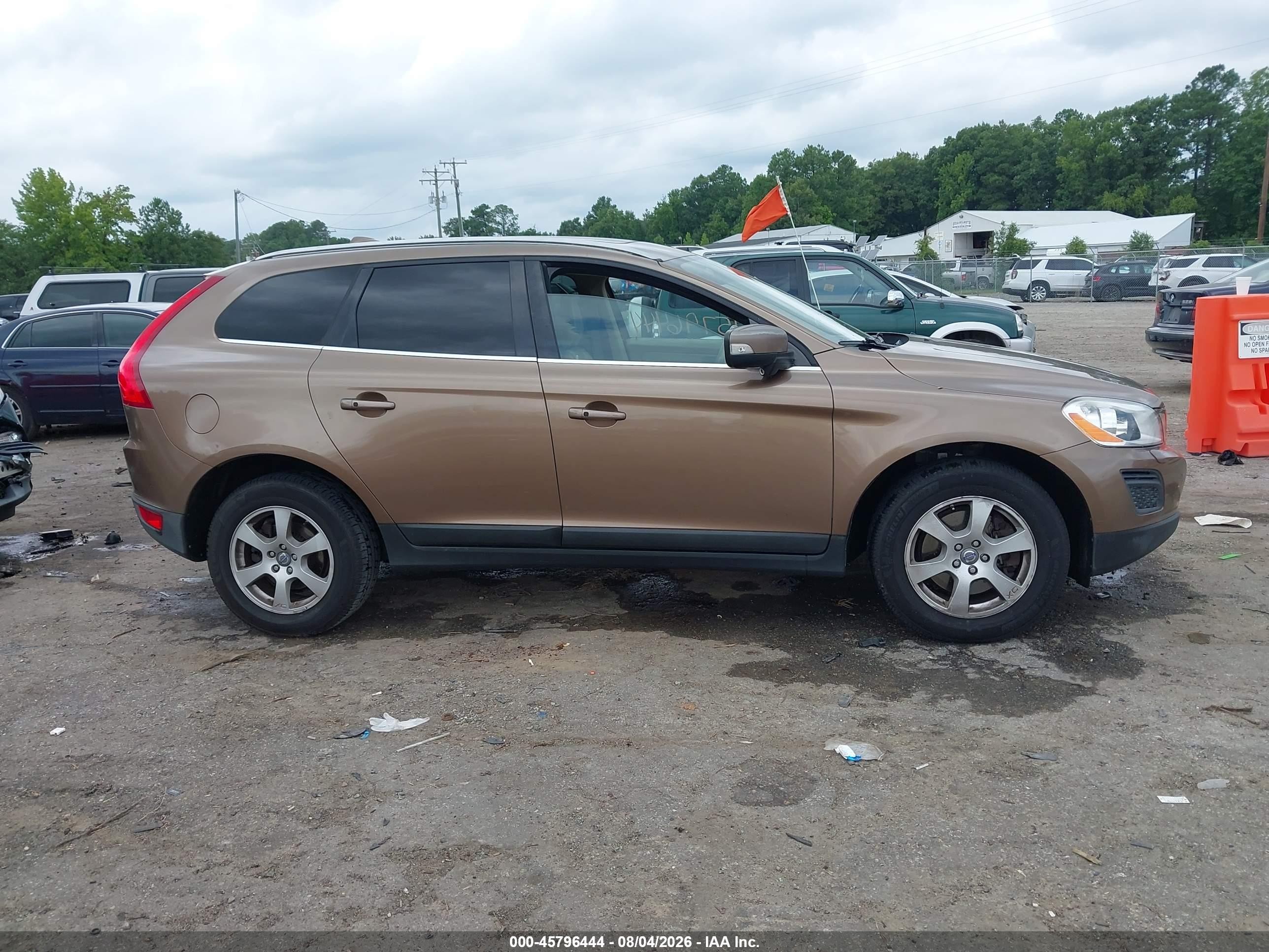 2011 Volvo Xc60 3.2/3.2 R-design Brown vin: YV4952DL7B2176010