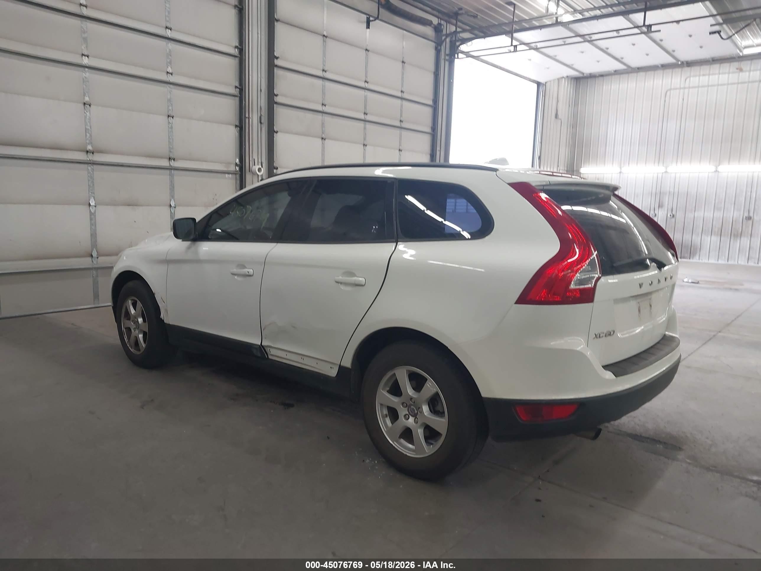 2011 Volvo Xc60 3.2/3.2 R-design White vin: YV4952DLXB2191083