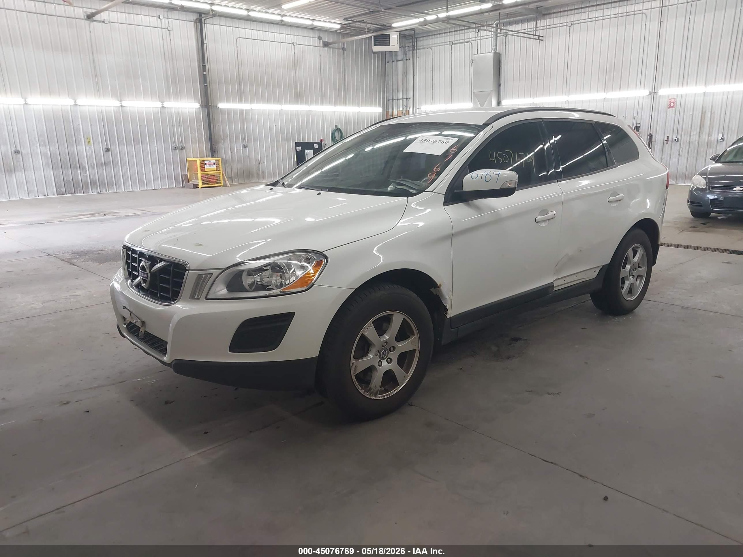 2011 Volvo Xc60 3.2/3.2 R-design White vin: YV4952DLXB2191083