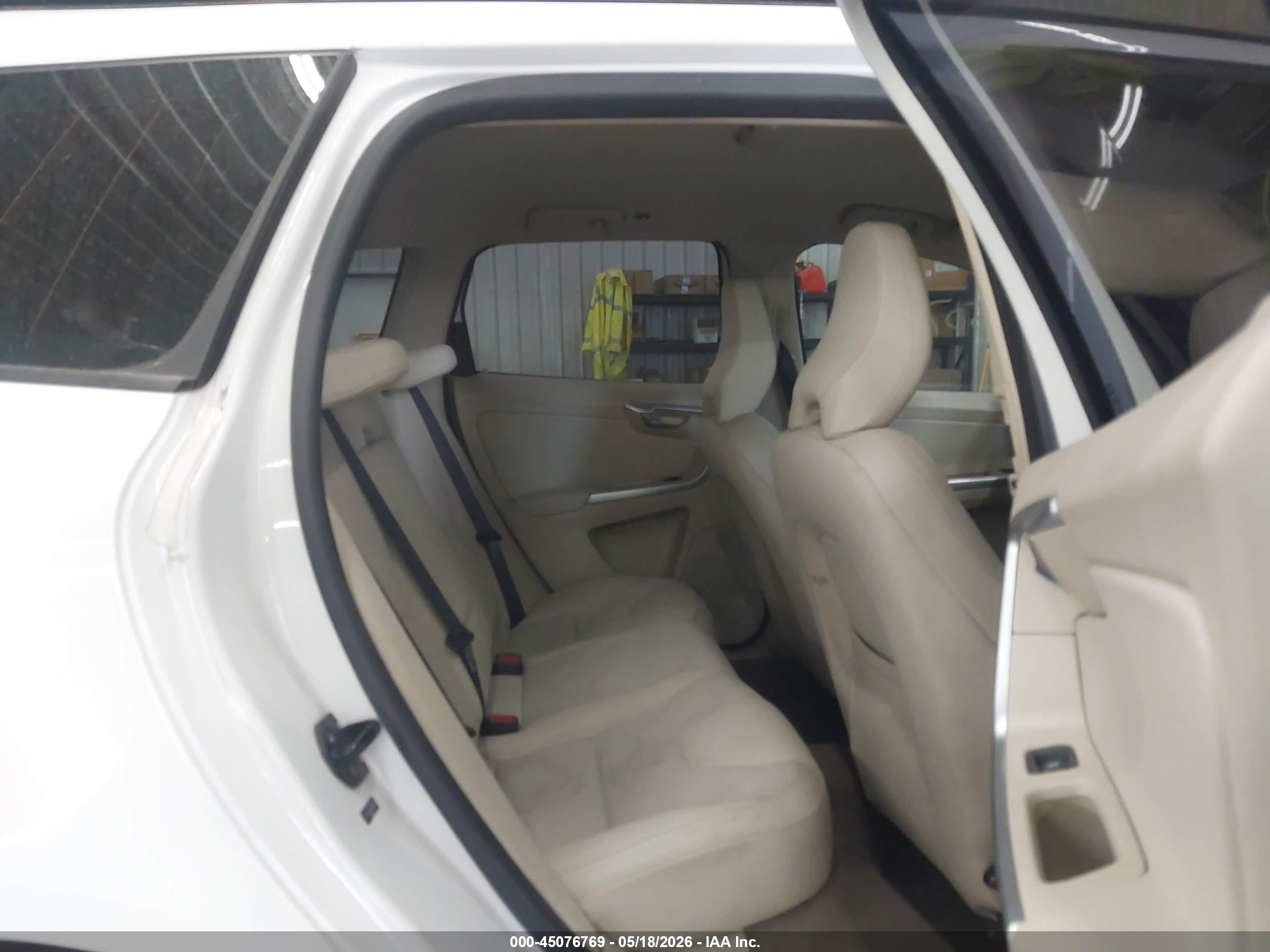 2011 Volvo Xc60 3.2/3.2 R-design White vin: YV4952DLXB2191083