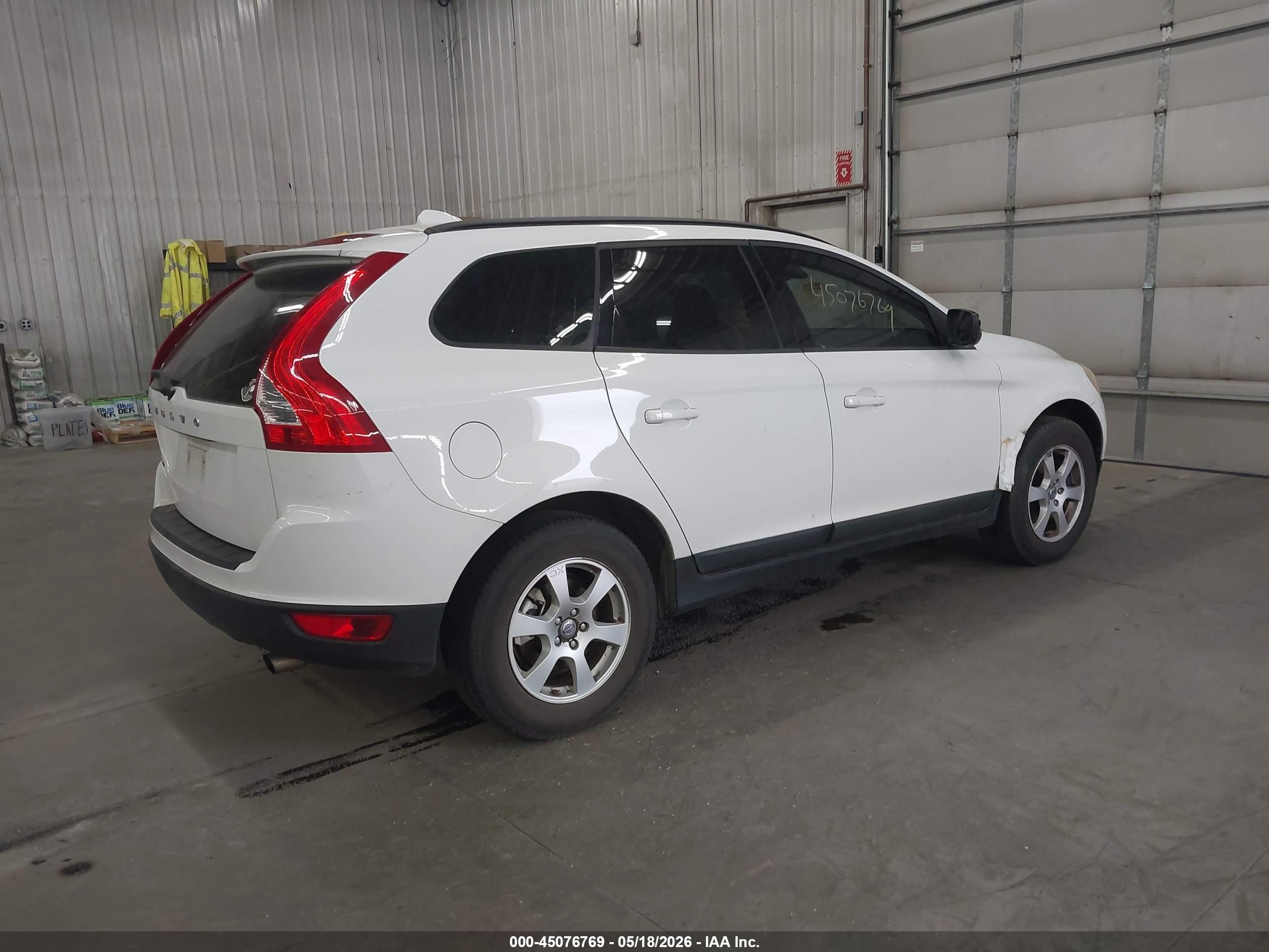 2011 Volvo Xc60 3.2/3.2 R-design White vin: YV4952DLXB2191083