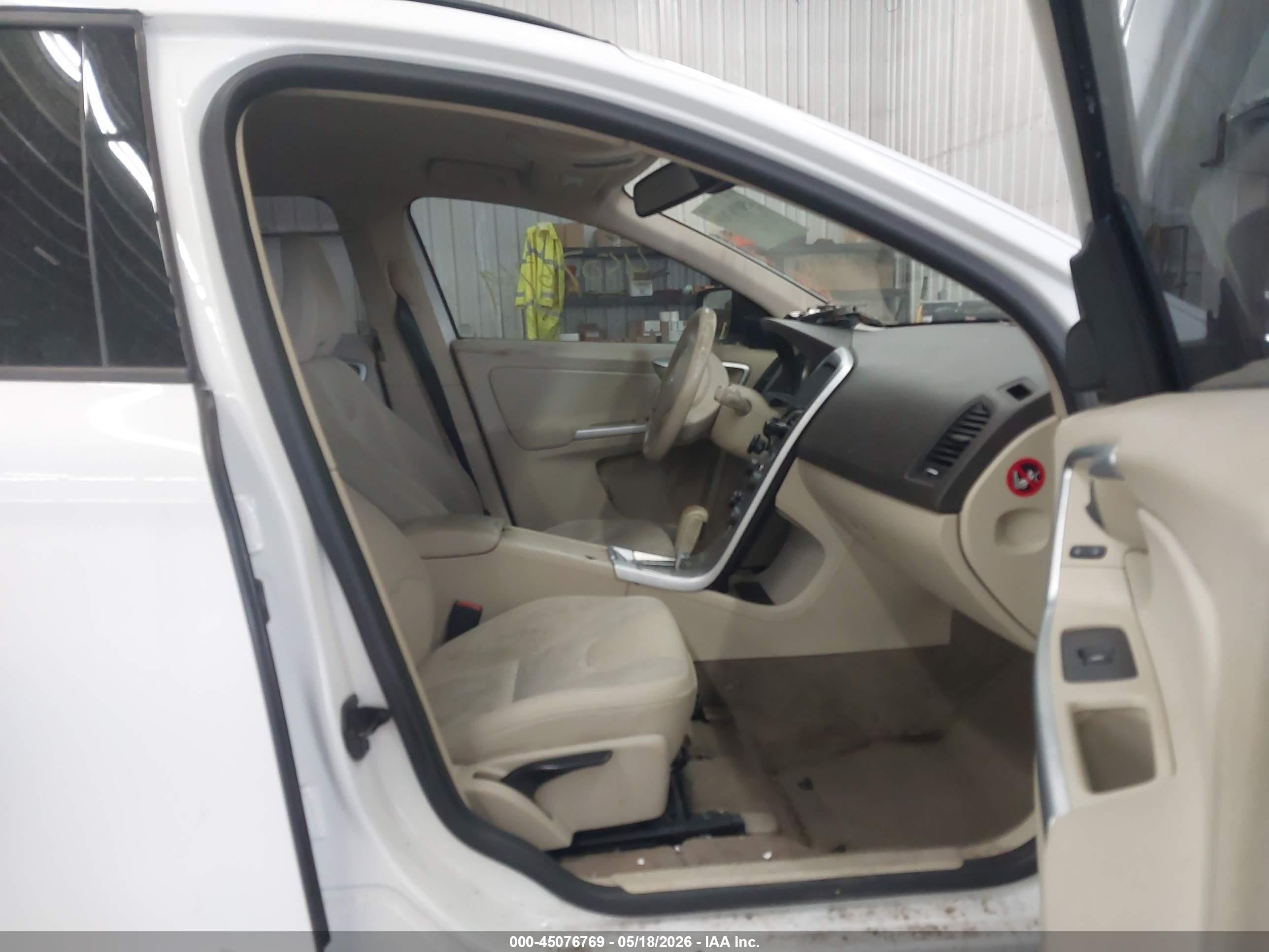 2011 Volvo Xc60 3.2/3.2 R-design White vin: YV4952DLXB2191083