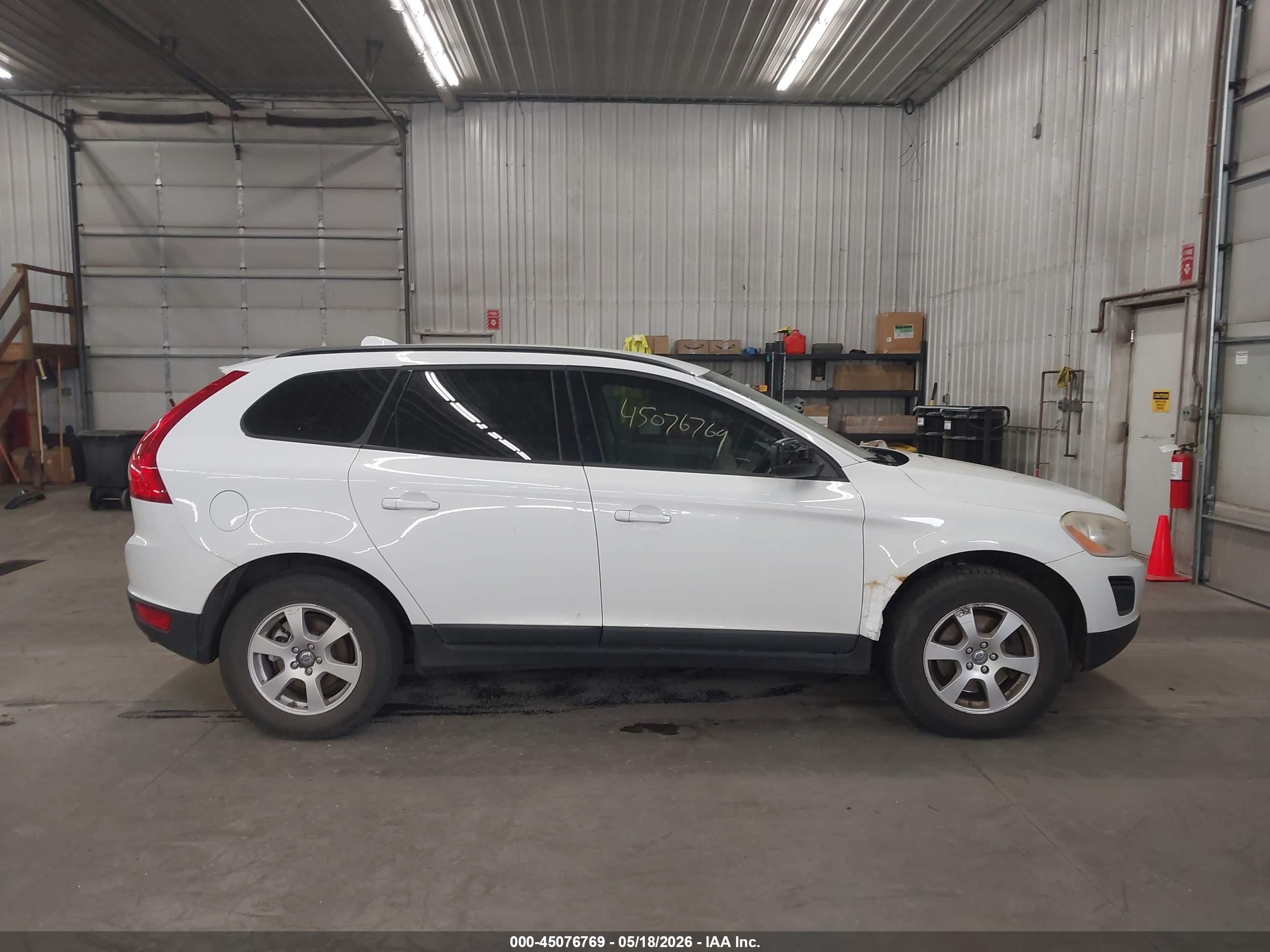 2011 Volvo Xc60 3.2/3.2 R-design White vin: YV4952DLXB2191083