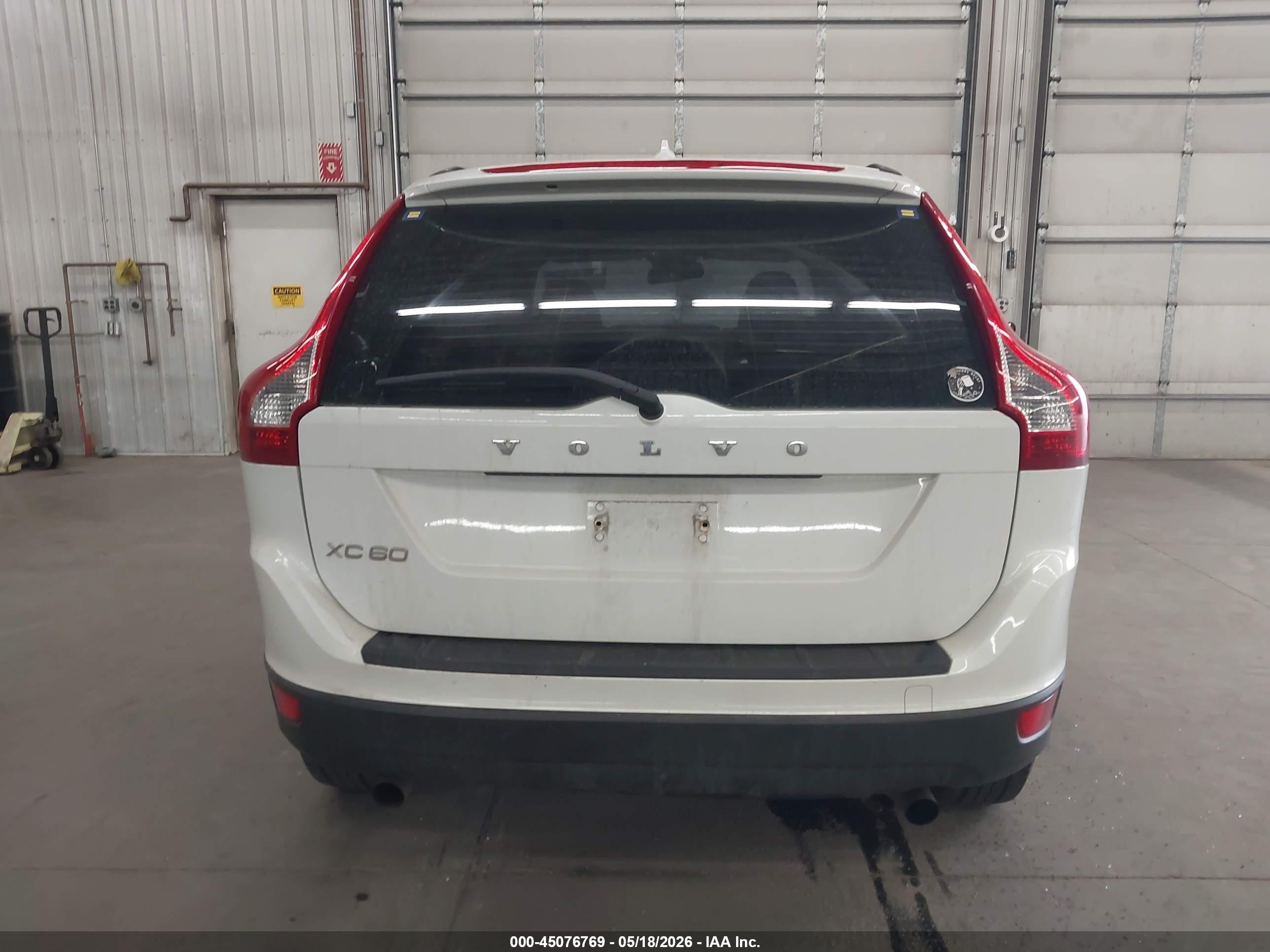 2011 Volvo Xc60 3.2/3.2 R-design White vin: YV4952DLXB2191083