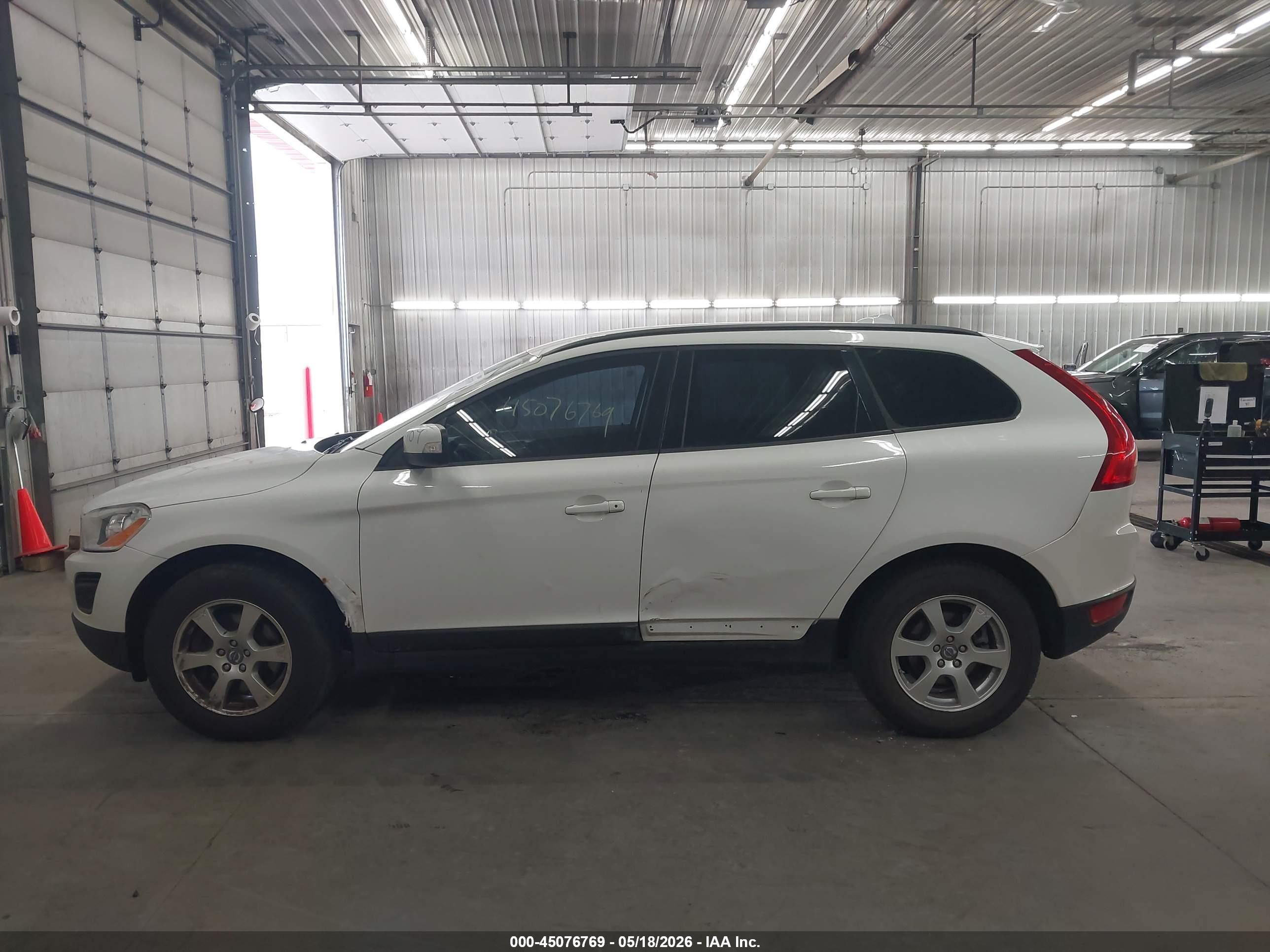 2011 Volvo Xc60 3.2/3.2 R-design White vin: YV4952DLXB2191083