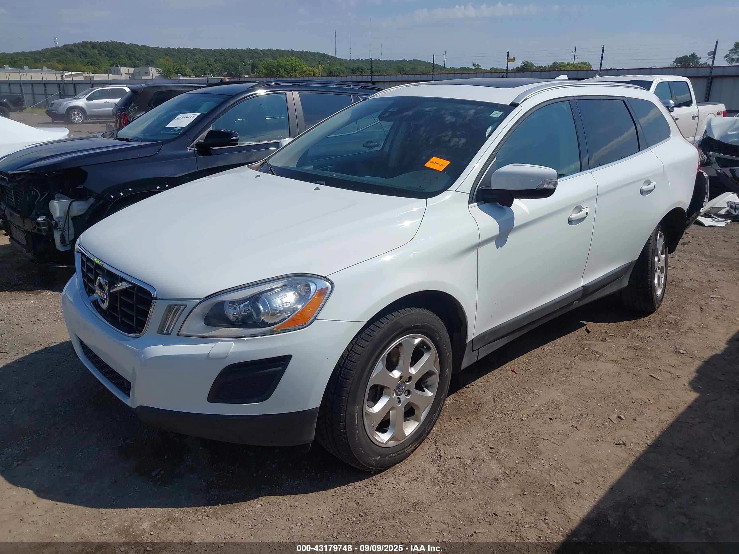 2013 Volvo Xc60 3.2 Premier Plus White vin: YV4952DZ3D2444686