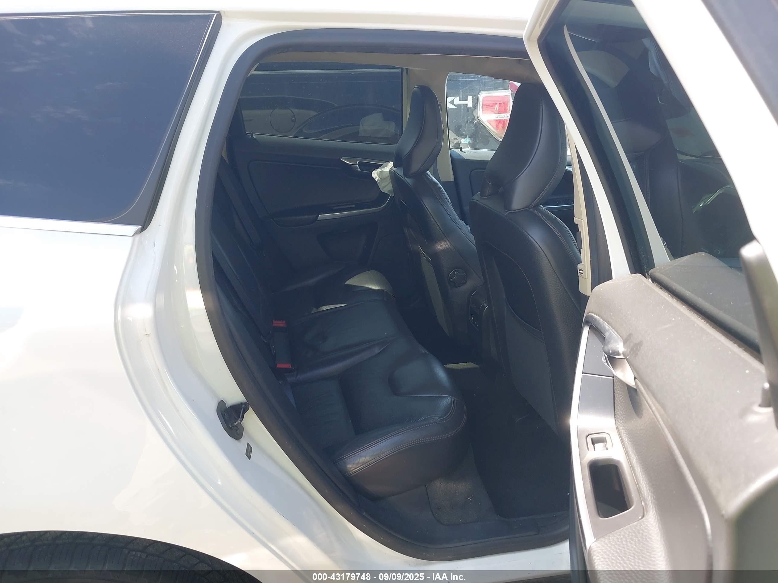 2013 Volvo Xc60 3.2 Premier Plus White vin: YV4952DZ3D2444686