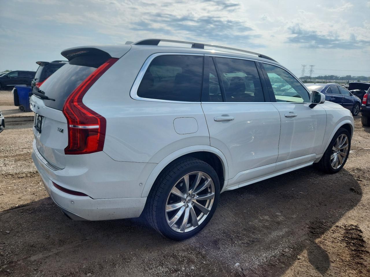 2016 Volvo Xc90 T6 White vin: YV4A22PK2G1020429