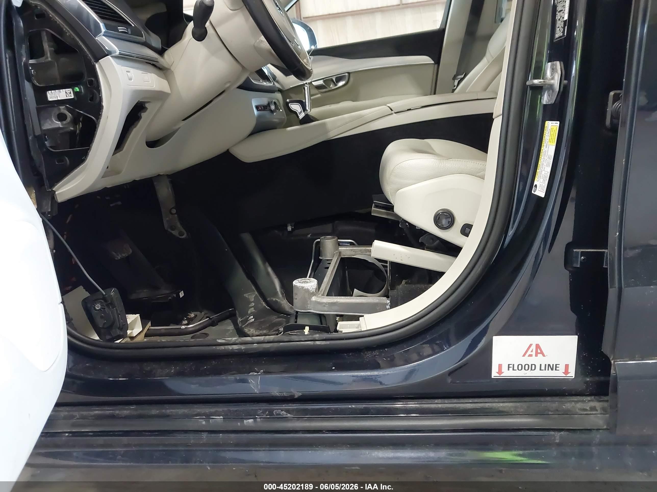 2016 Volvo Xc90 T6 Momentum Dark Blue vin: YV4A22PK7G1029188