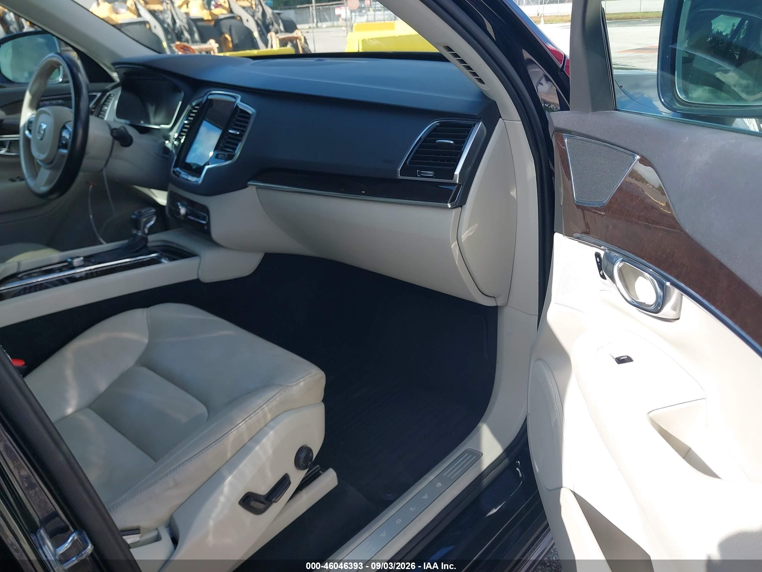 2016 Volvo Xc90 T6 Momentum Navy vin: YV4A22PK8G1095099