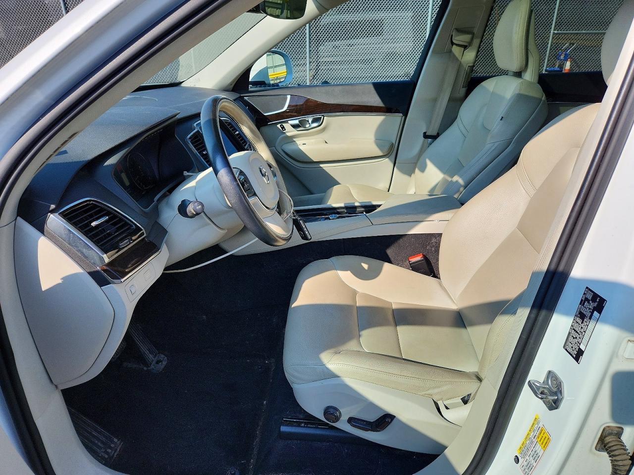2017 Volvo Xc90 T6 White vin: YV4A22PKXH1141808