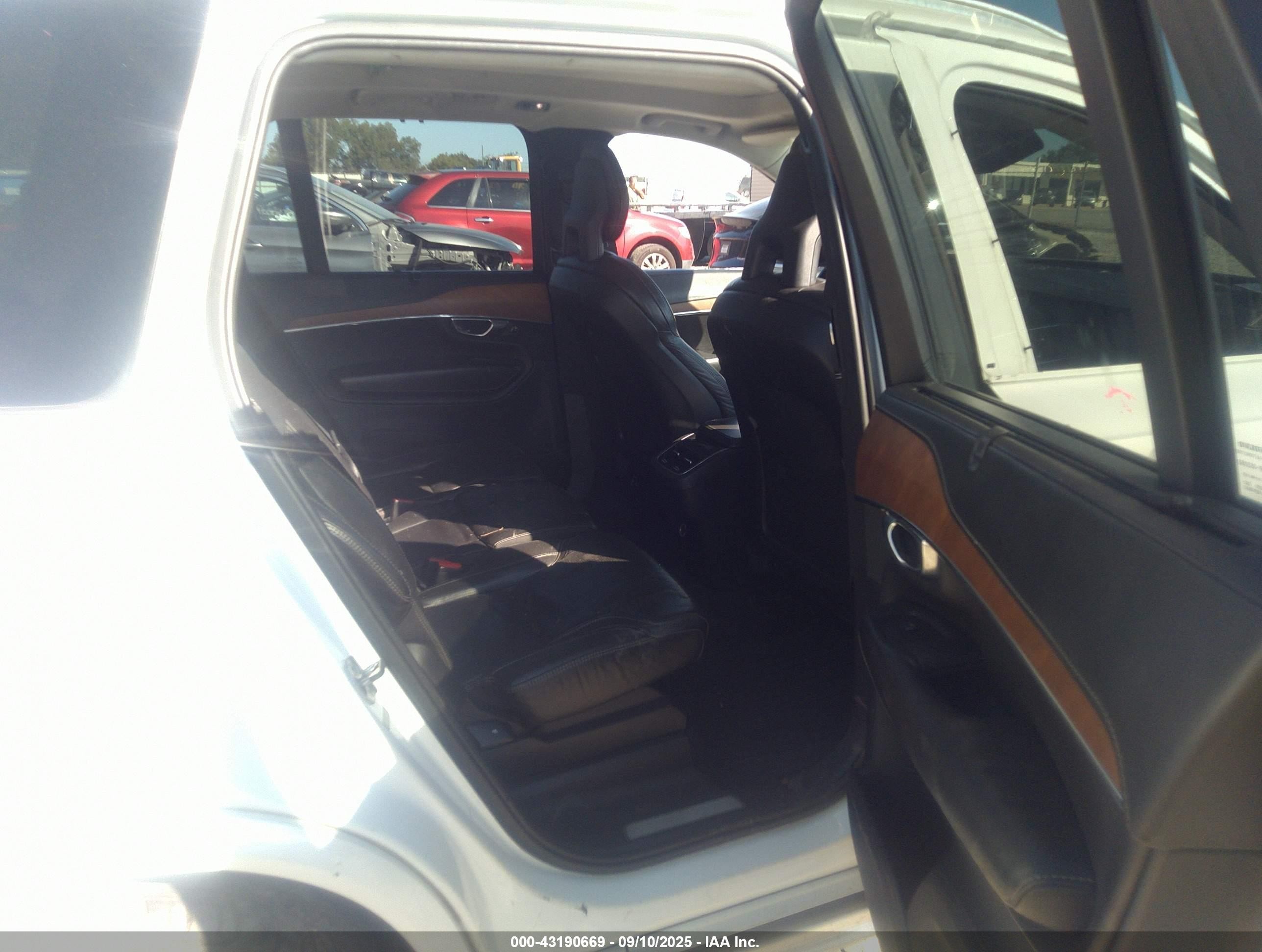 2017 Volvo Xc90 T6 Inscription White vin: YV4A22PL9H1137841