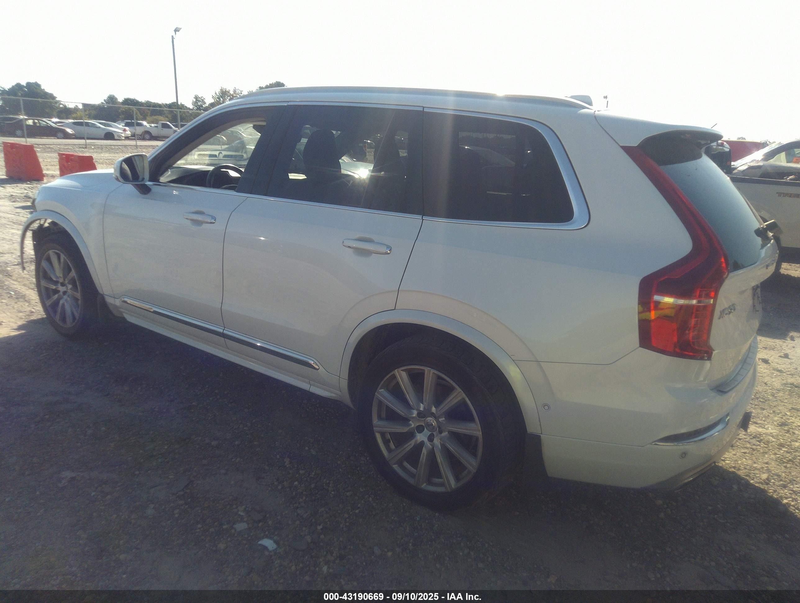 2017 Volvo Xc90 T6 Inscription White vin: YV4A22PL9H1137841