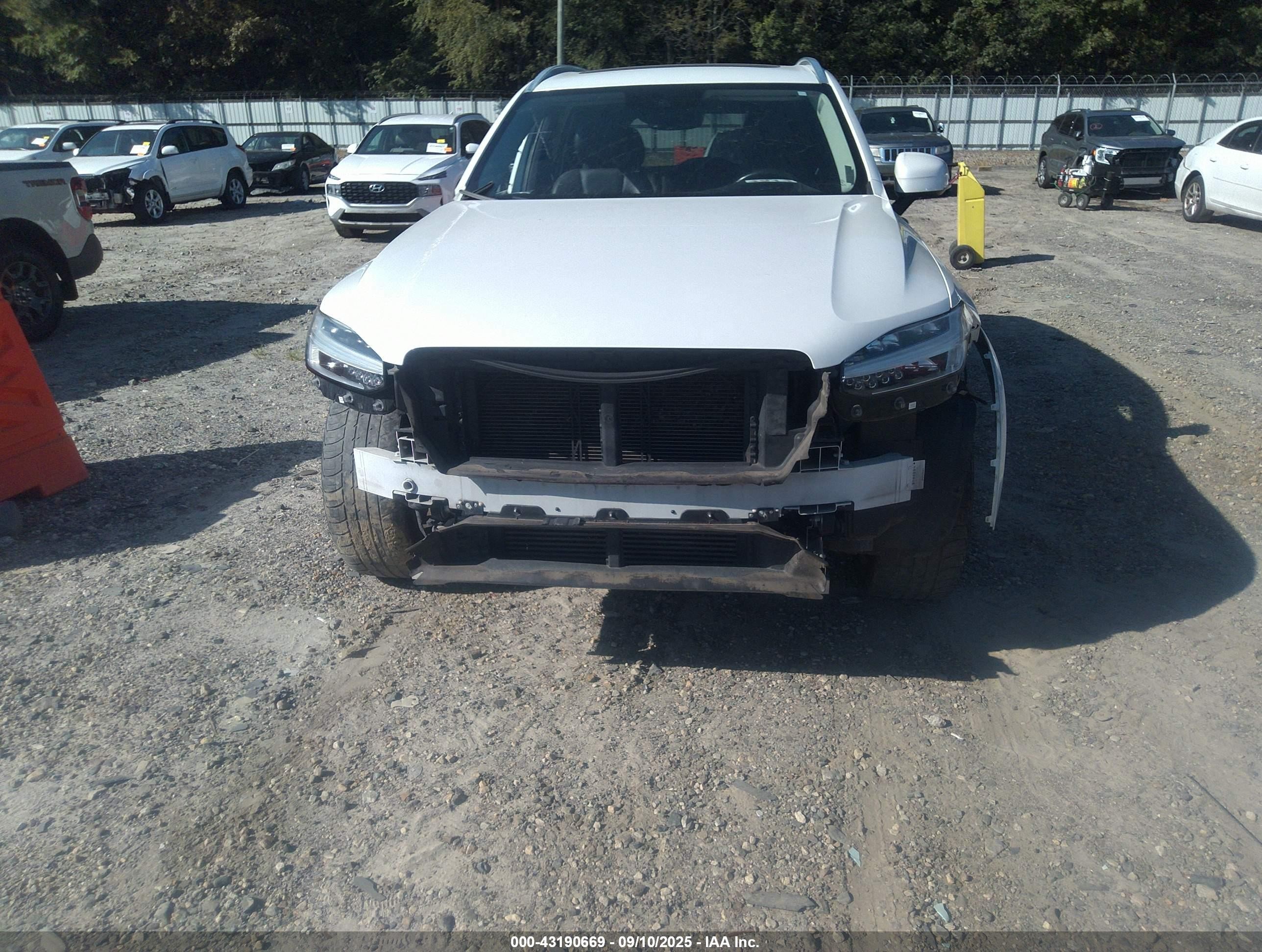 2017 Volvo Xc90 T6 Inscription White vin: YV4A22PL9H1137841