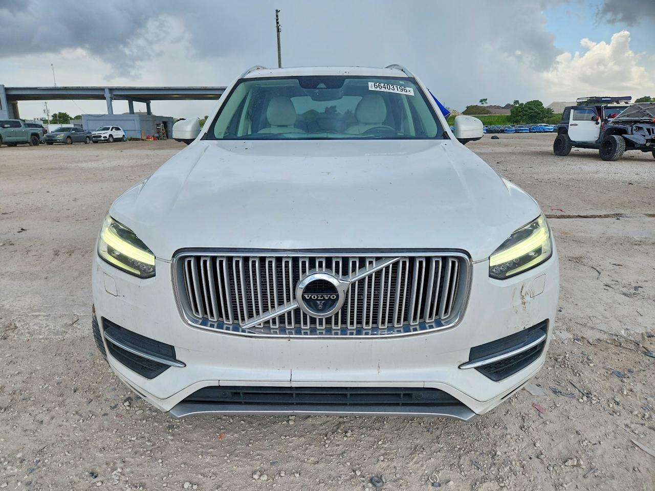 2017 Volvo Xc90 T6 White vin: YV4A22PL9H1182326