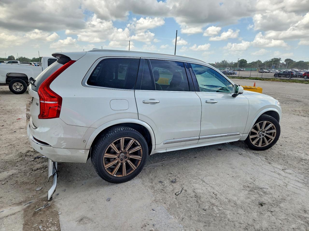 2017 Volvo Xc90 T6 White vin: YV4A22PL9H1182326