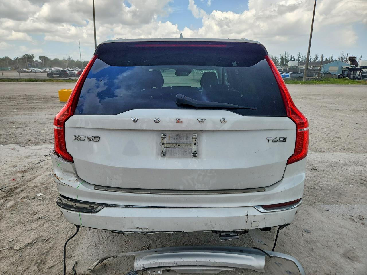 2017 Volvo Xc90 T6 White vin: YV4A22PL9H1182326