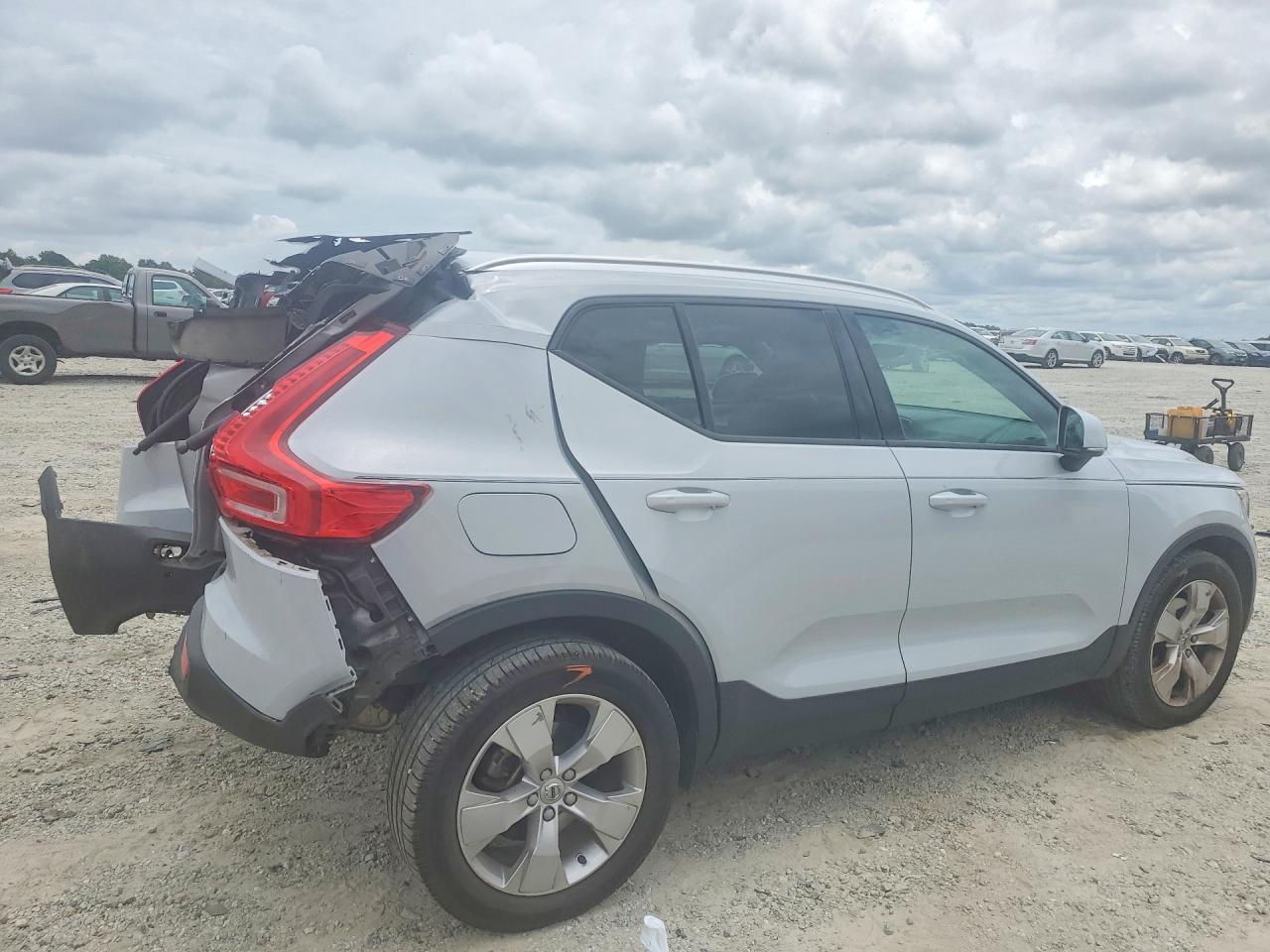 2020 Volvo Xc40 T4 Momentum Серебряный vin: YV4AC2HK3L2173773