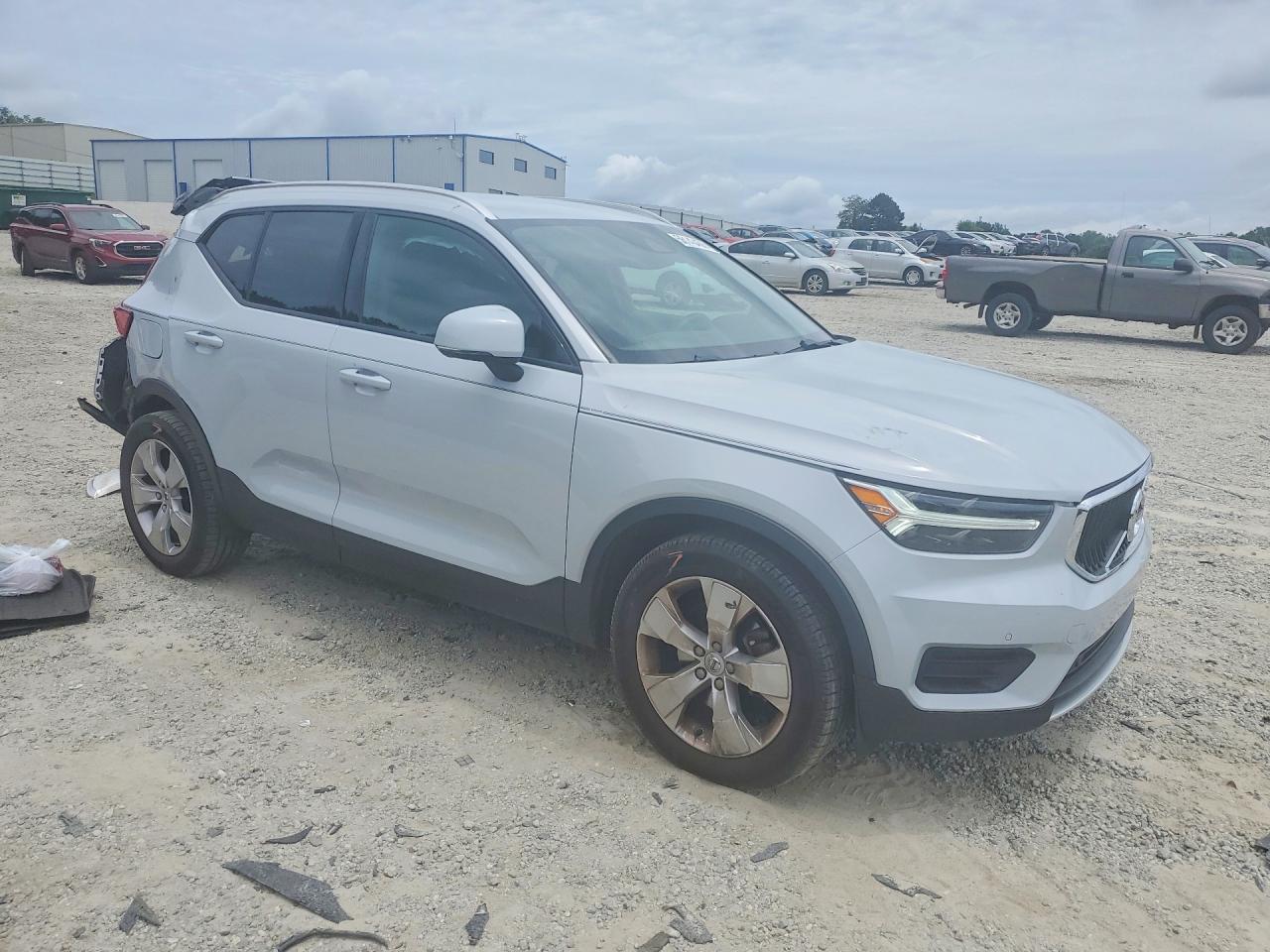 2020 Volvo Xc40 T4 Momentum Серебряный vin: YV4AC2HK3L2173773