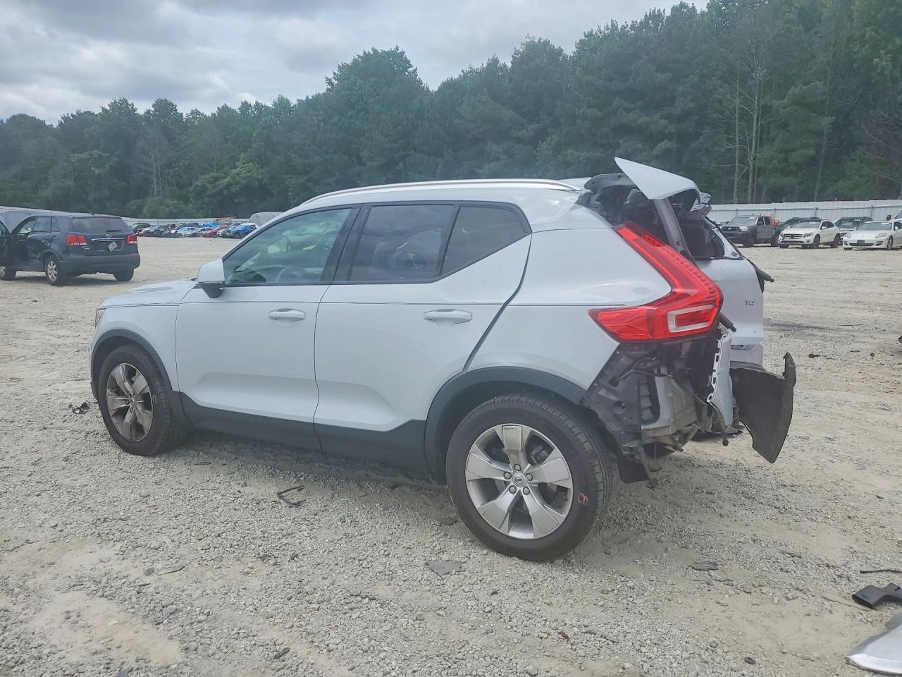 2020 Volvo Xc40 T4 Momentum Серебряный vin: YV4AC2HK3L2173773