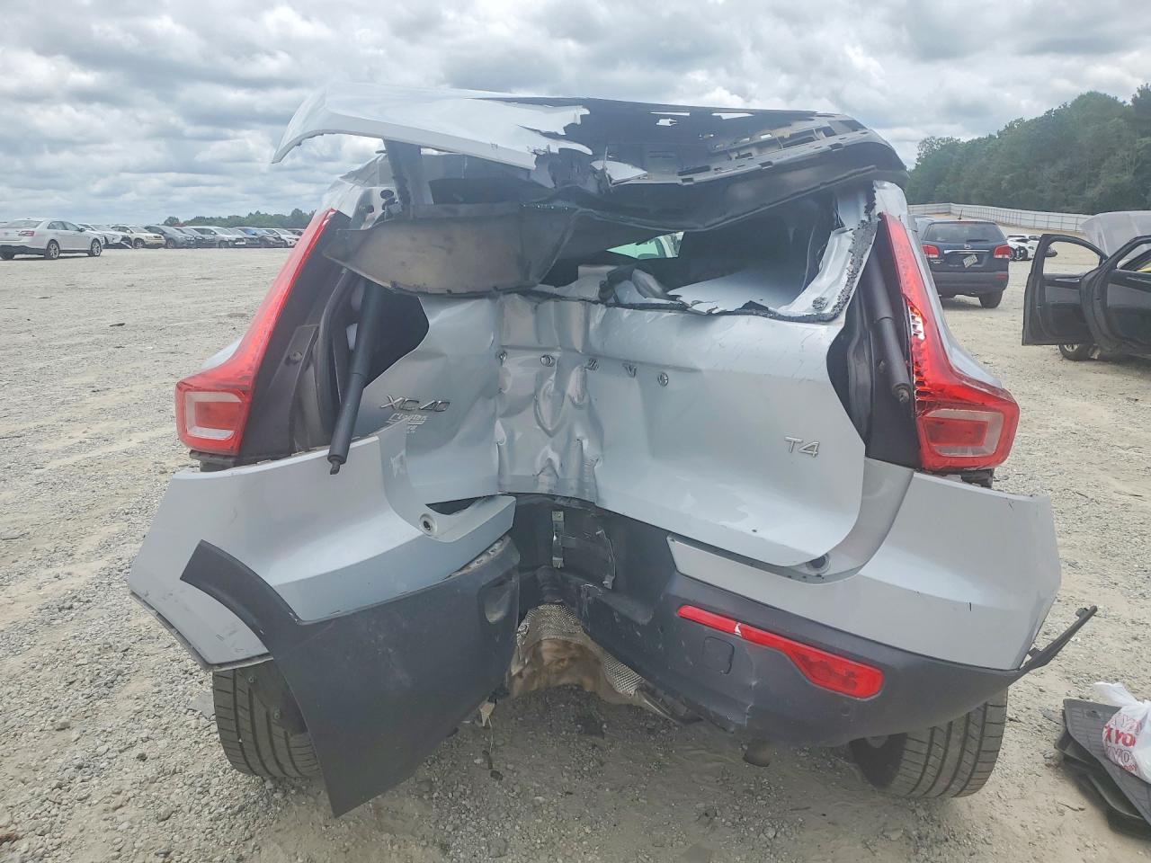 2020 Volvo Xc40 T4 Momentum Серебряный vin: YV4AC2HK3L2173773