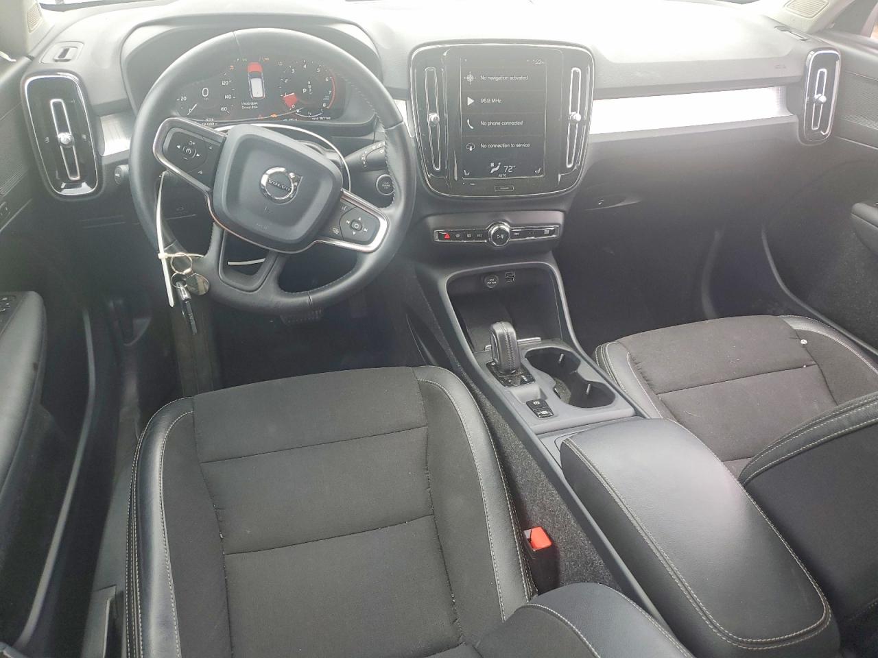 2020 Volvo Xc40 T4 Momentum Серебряный vin: YV4AC2HK3L2173773