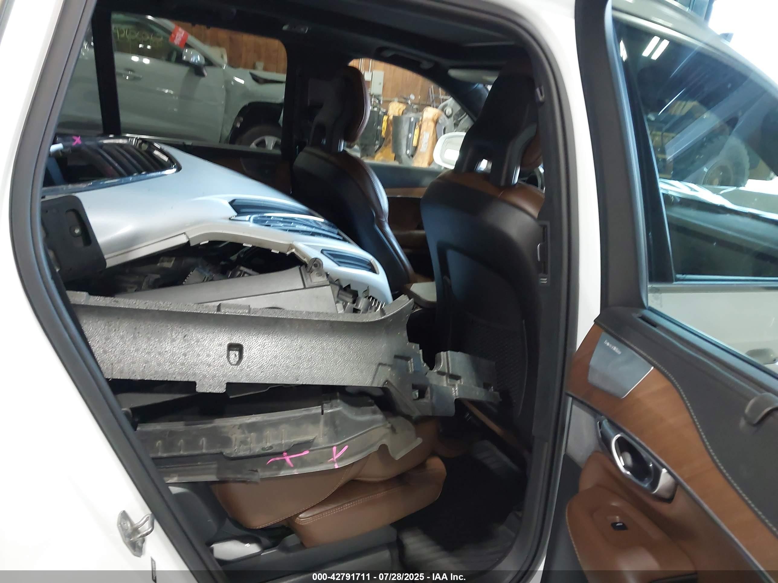 2018 Volvo Xc90 Hybrid T8 Inscription White vin: YV4BR0PLXJ1328310